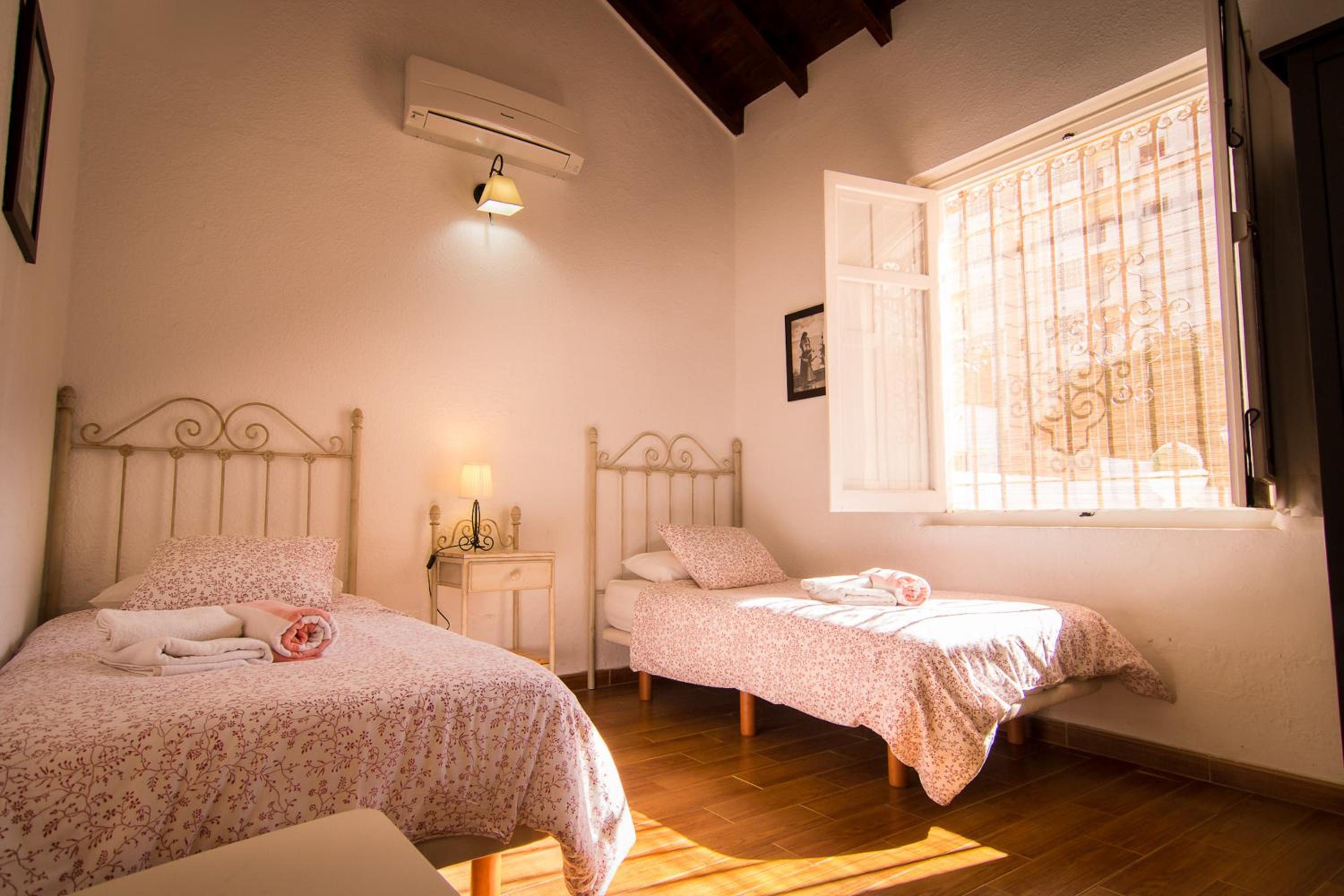 Holidays2Fuengirola Villa 6 bedroom 200 mts Beach