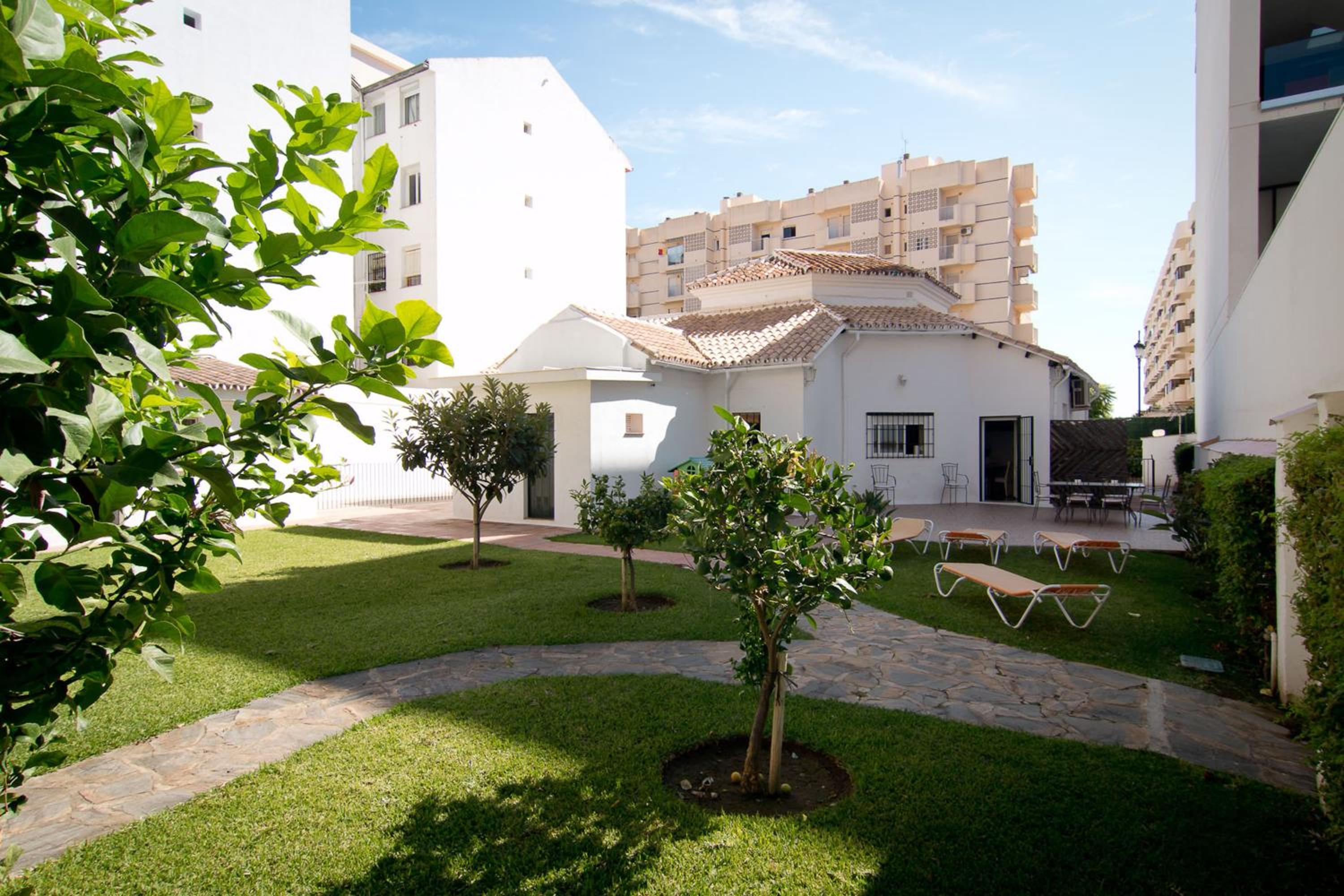Holidays2Fuengirola Villa 6 bedroom 200 mts Beach