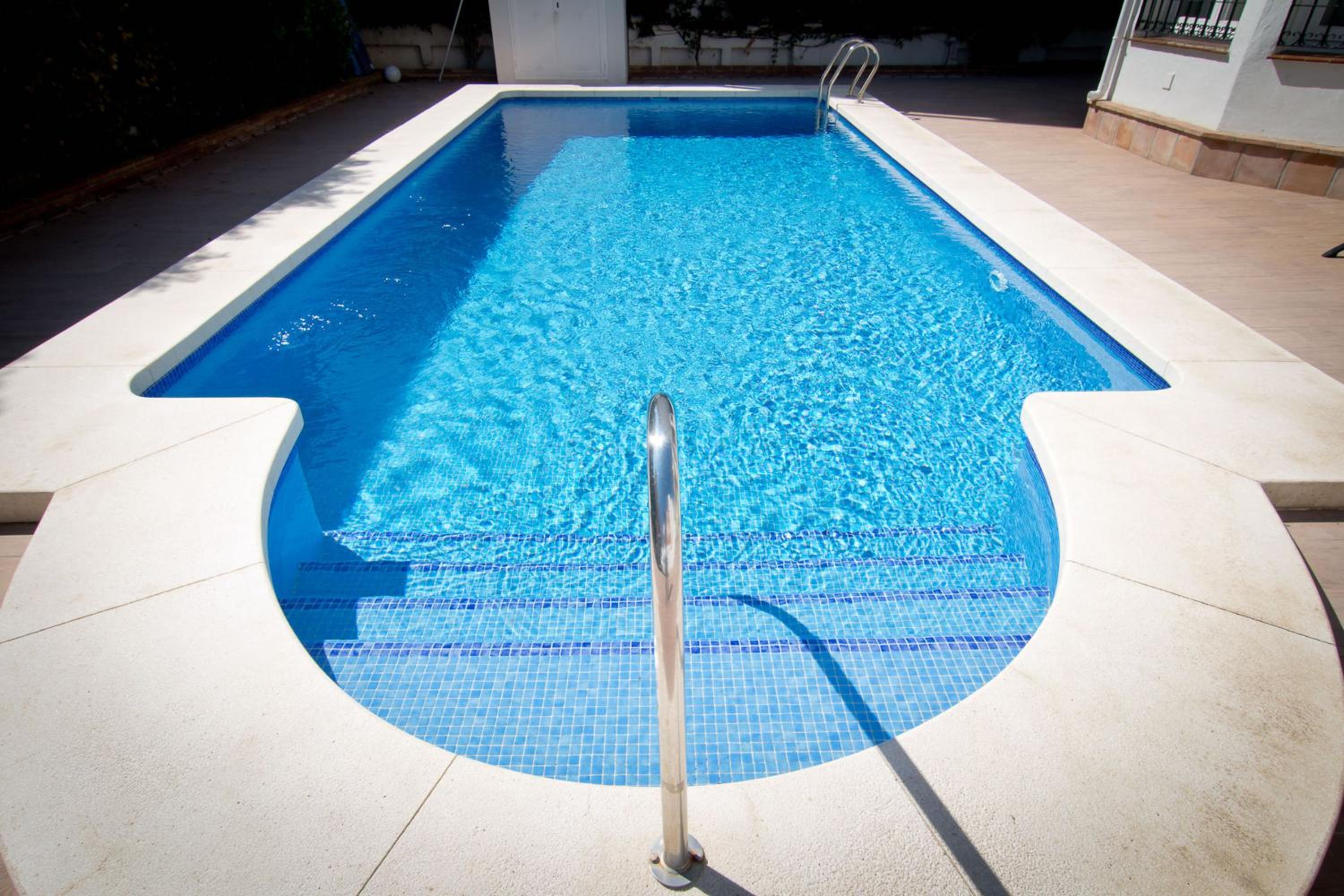 Holidays2Fuengirola Villa 6 bedroom 200 mts Beach