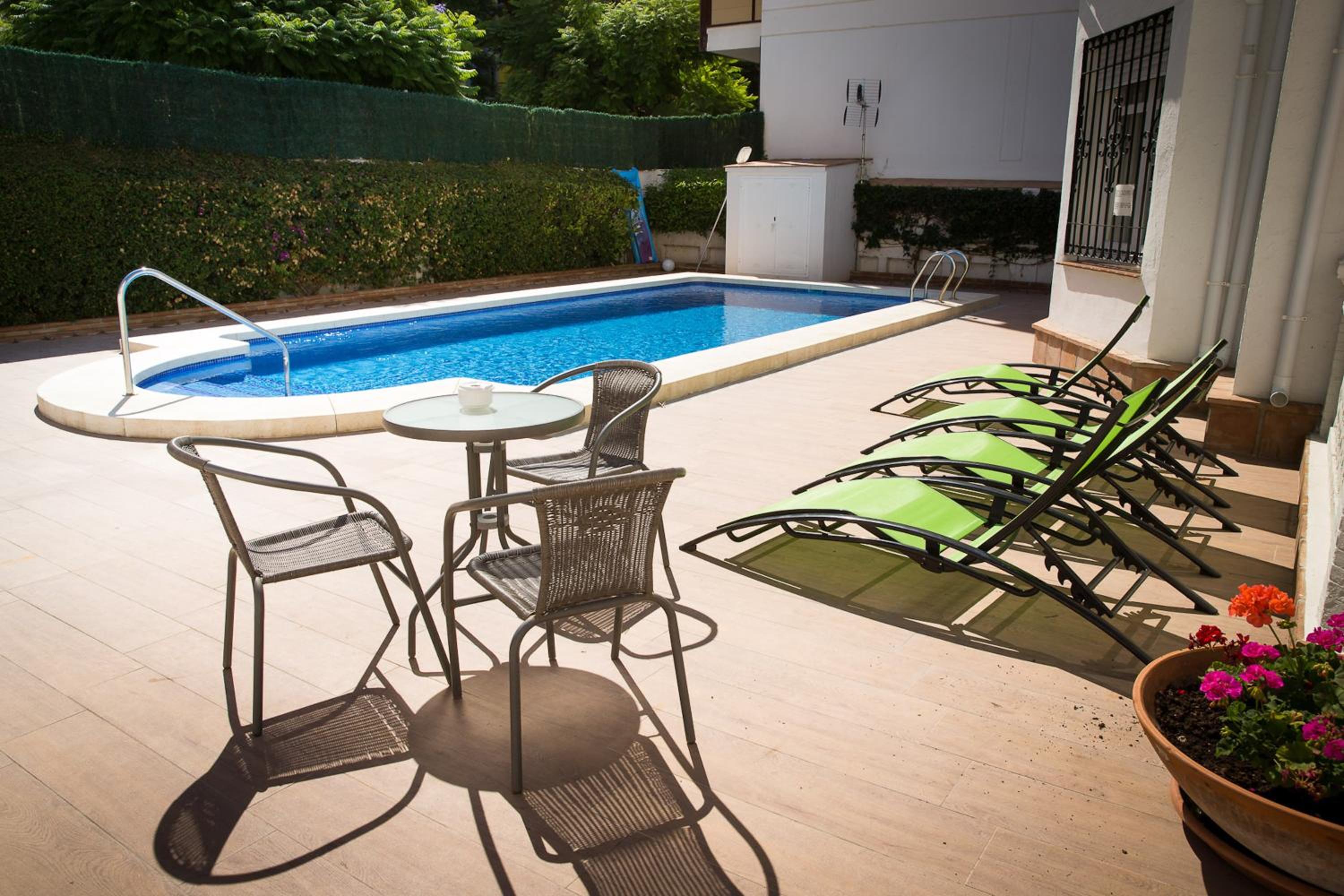 Holidays2Fuengirola Villa 6 bedroom 200 mts Beach