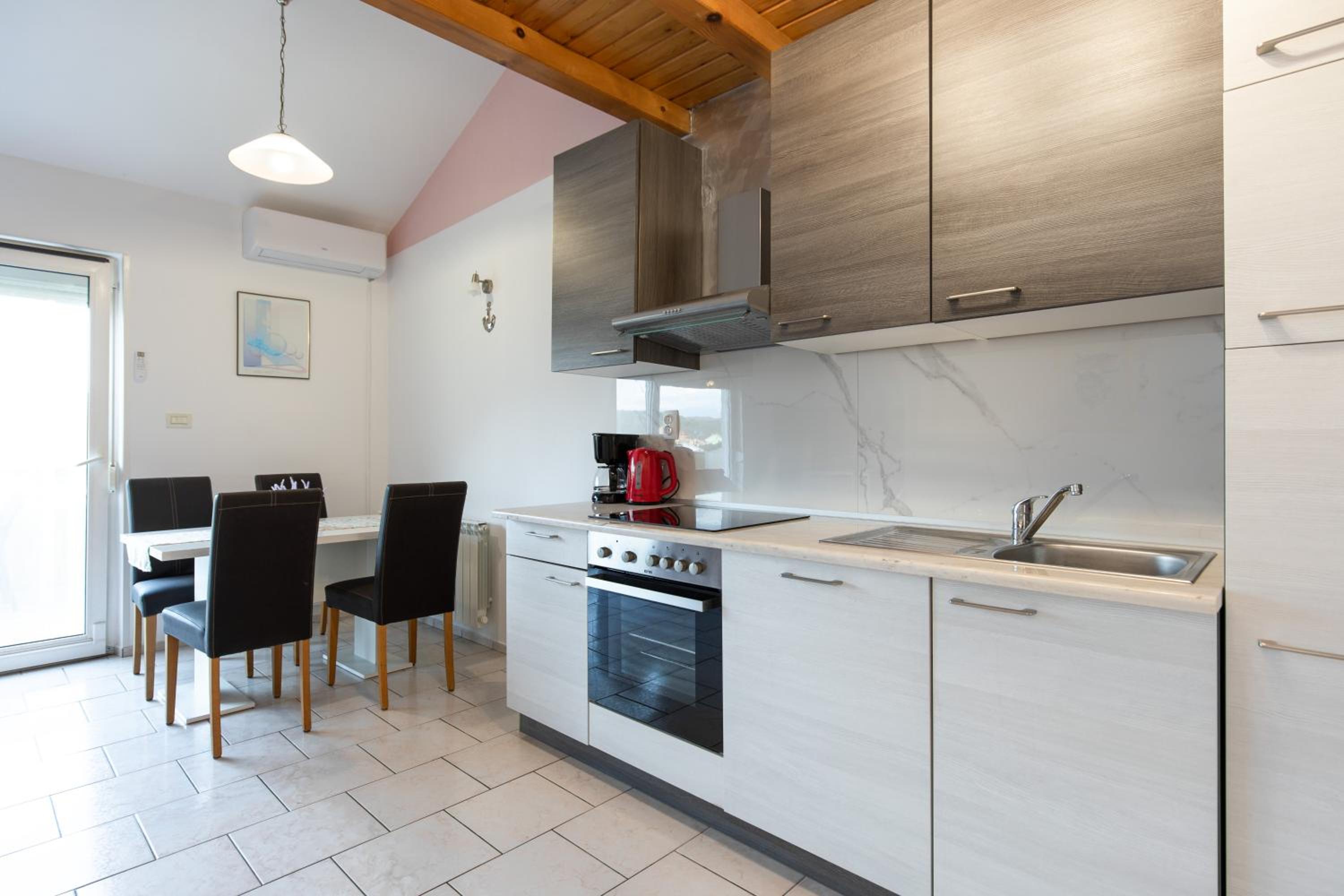 Lorena en Kornić — kitchen