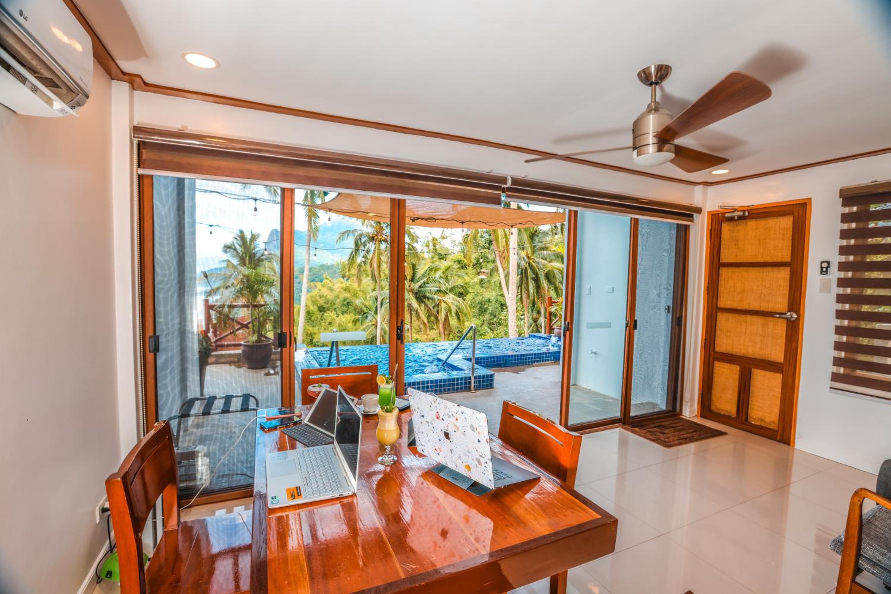 Noni's Resort