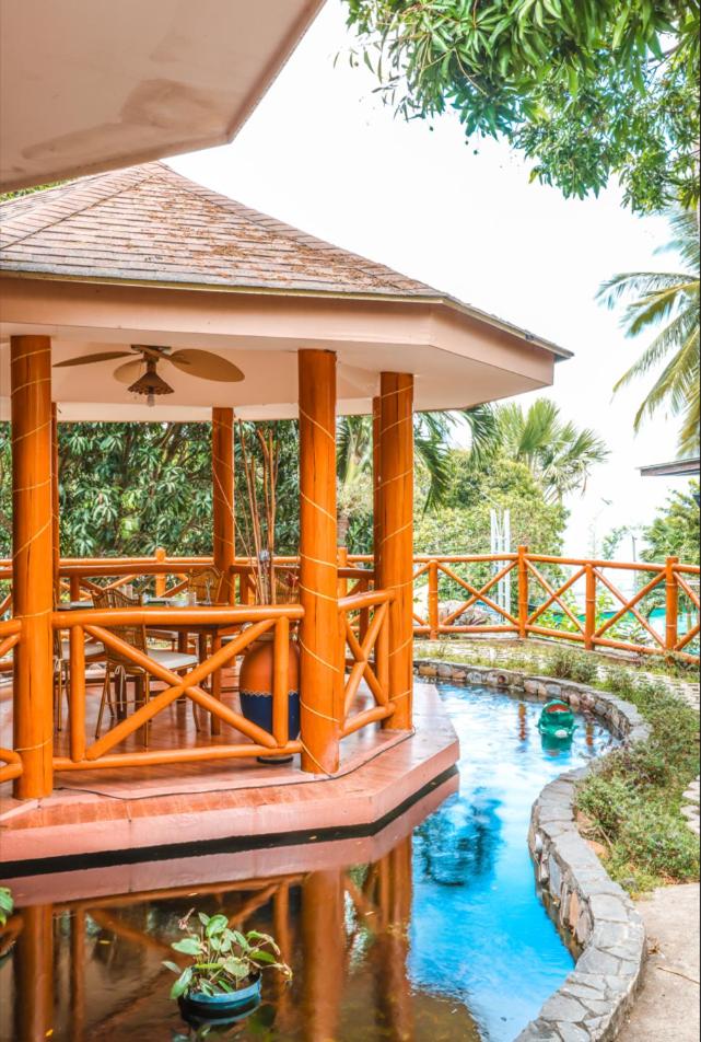 Noni's Resort