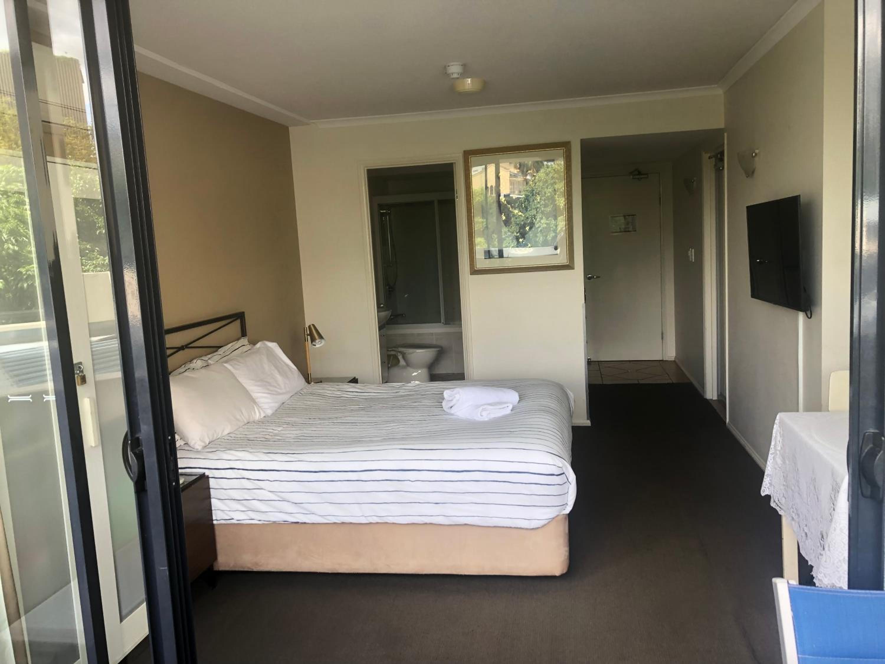 Private rooms in A shared Apartment Free Parking