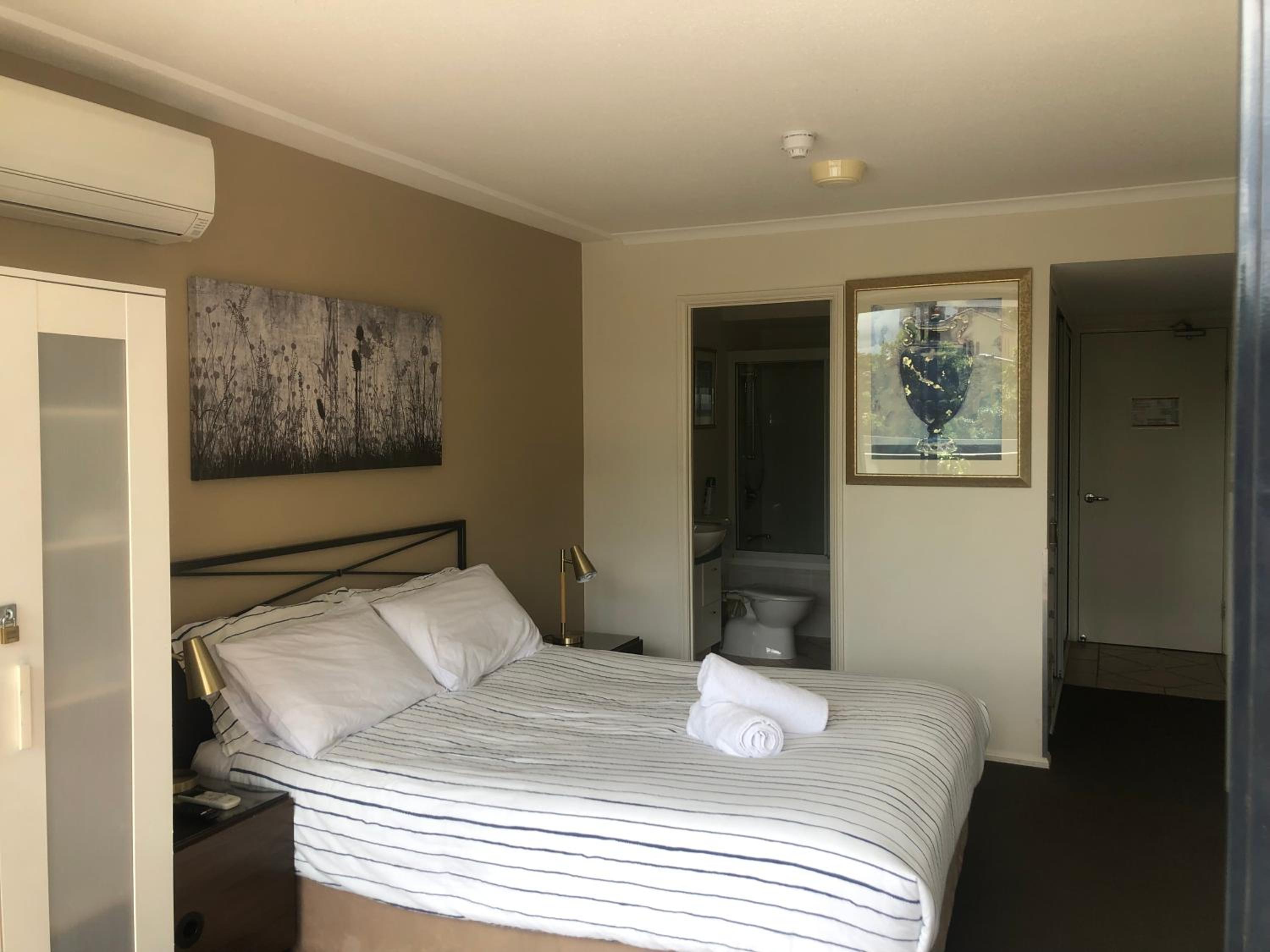 Private rooms in A shared Apartment Free Parking