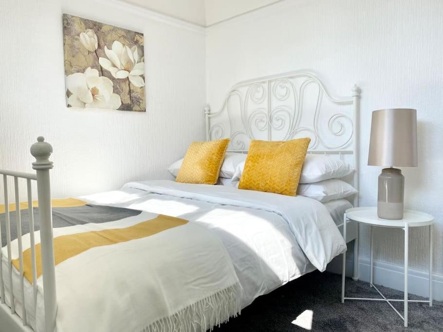 Charming Seaside Cottage in Leigh-on-Sea view 2