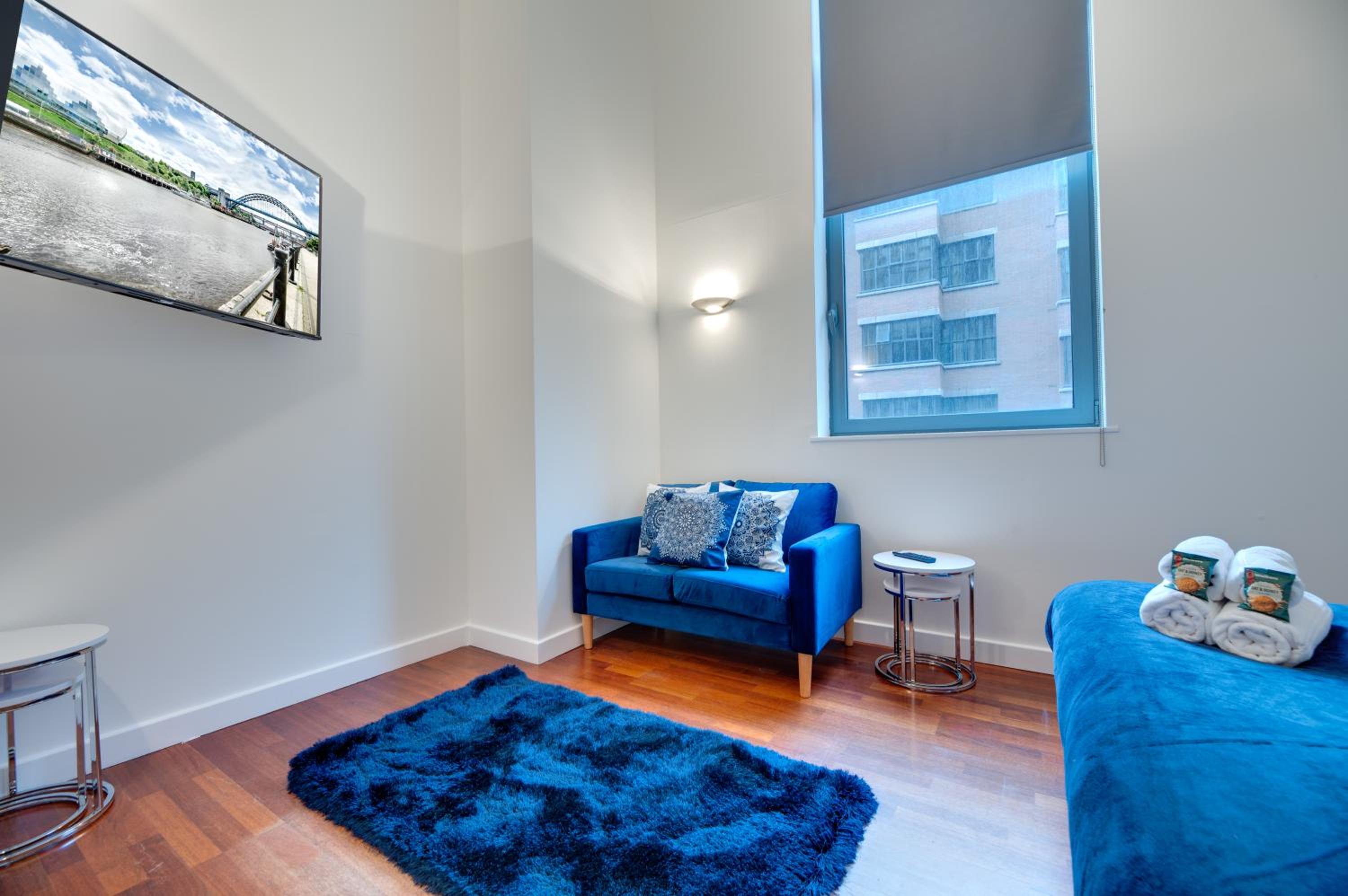 Crown Apartments 1A By Week2Week Modern Comfort Stay view 2