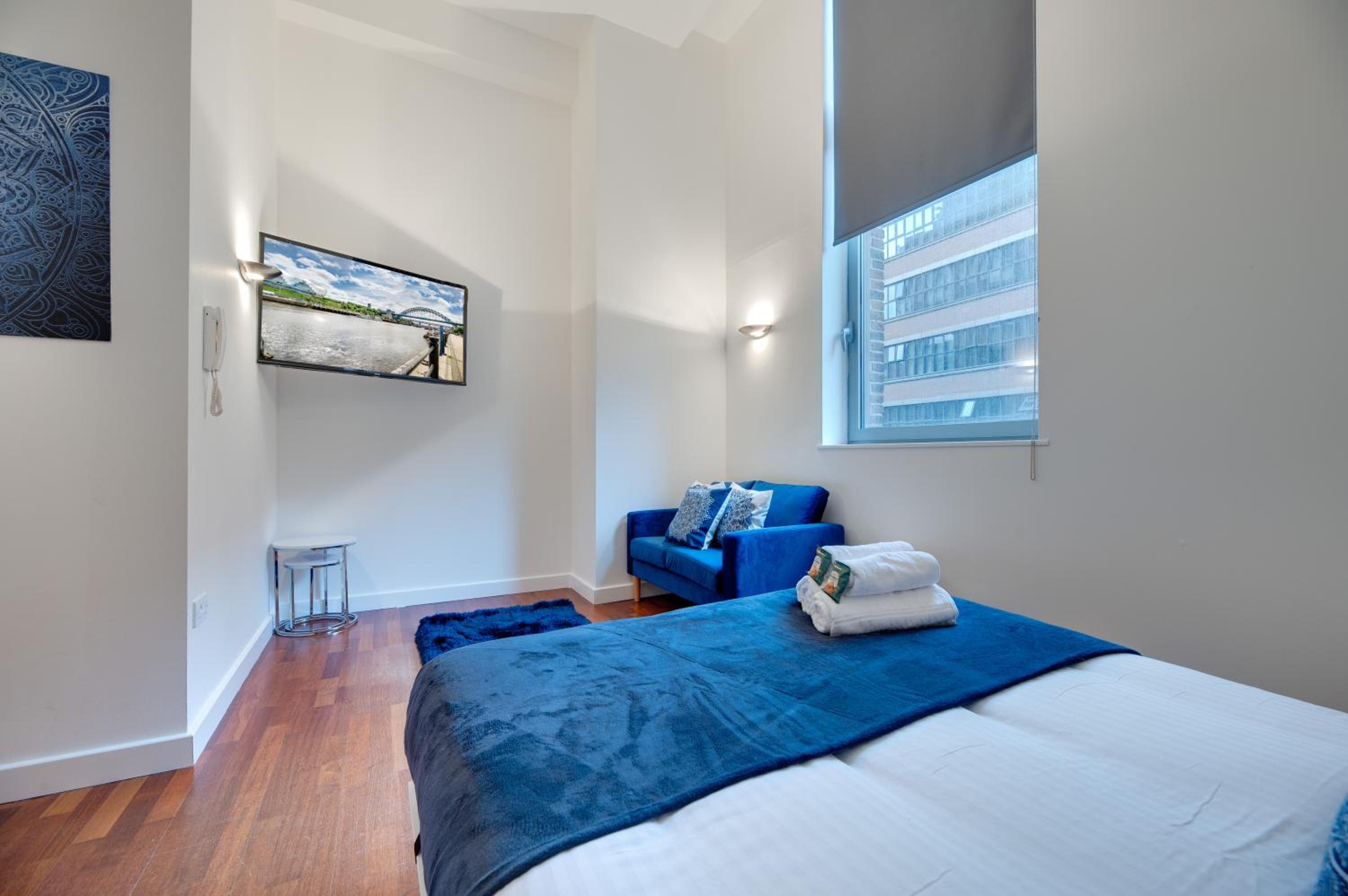 Crown Apartments 1A By Week2Week Modern Comfort Stay view 3