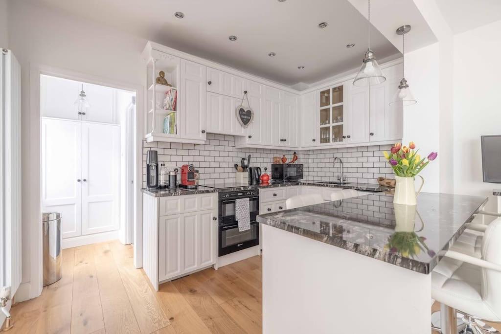Prime Location, Walk To Windsor Castle & Shops 2