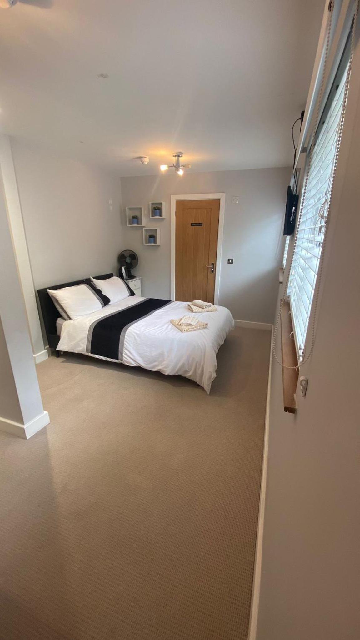 Deepcut Lodge Bed & Breakfast Self Service