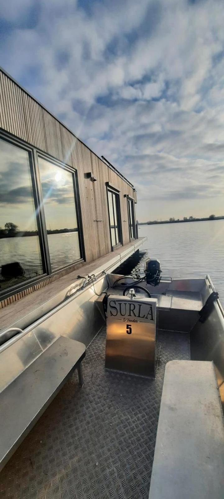 Houseboat 