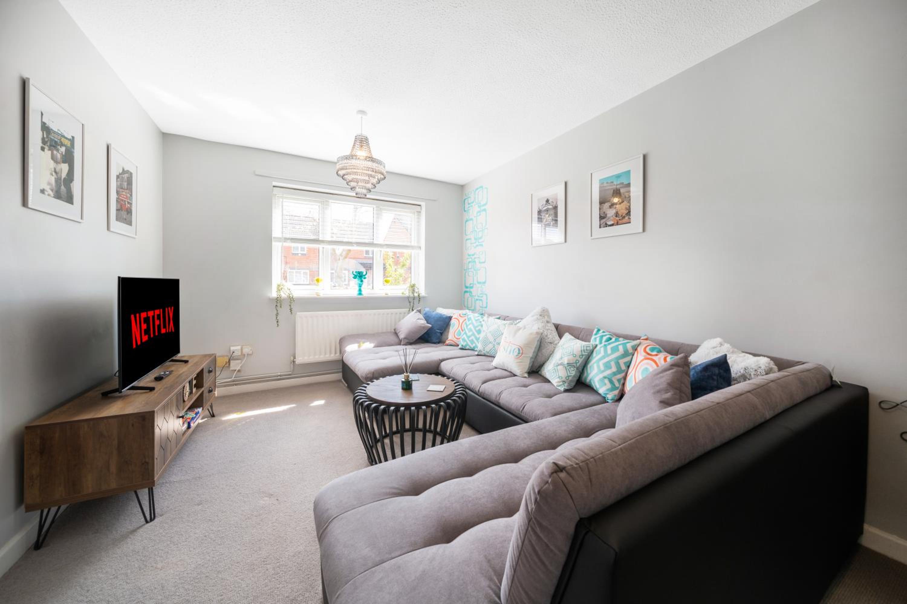 Stylish 3 bed house, large garden, Parking, WiFi - Esho Stays view 5