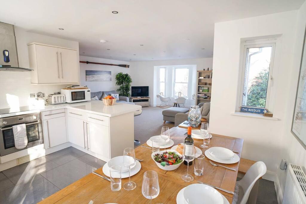Pilot House -Parking-Garden-Central Cowes-Sleeps 8 view 3