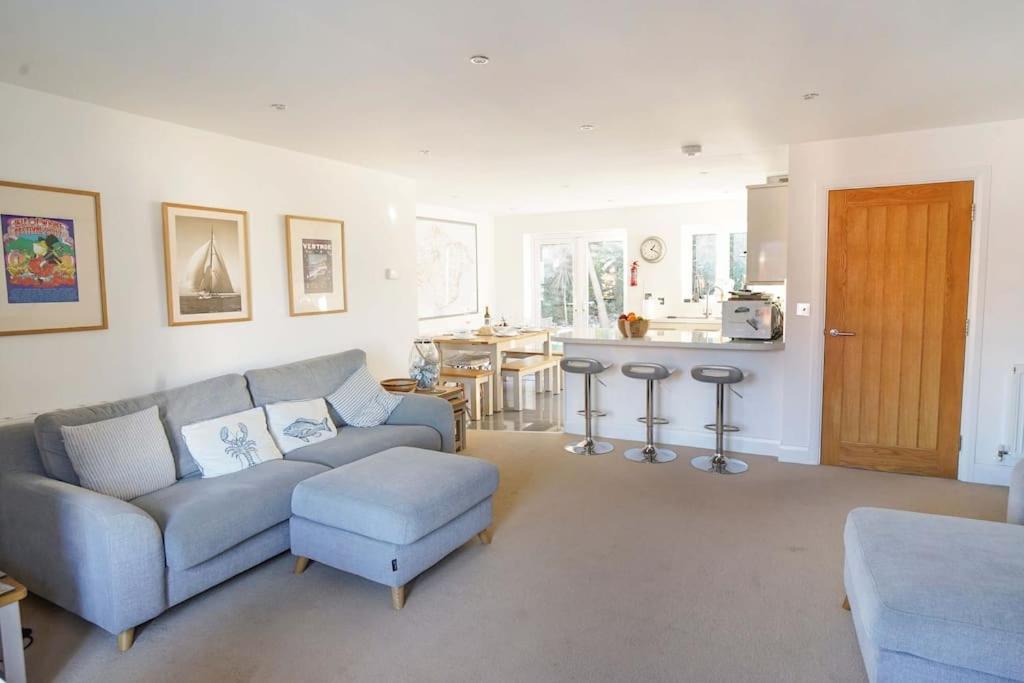 Pilot House -Parking-Garden-Central Cowes-Sleeps 8 view 2