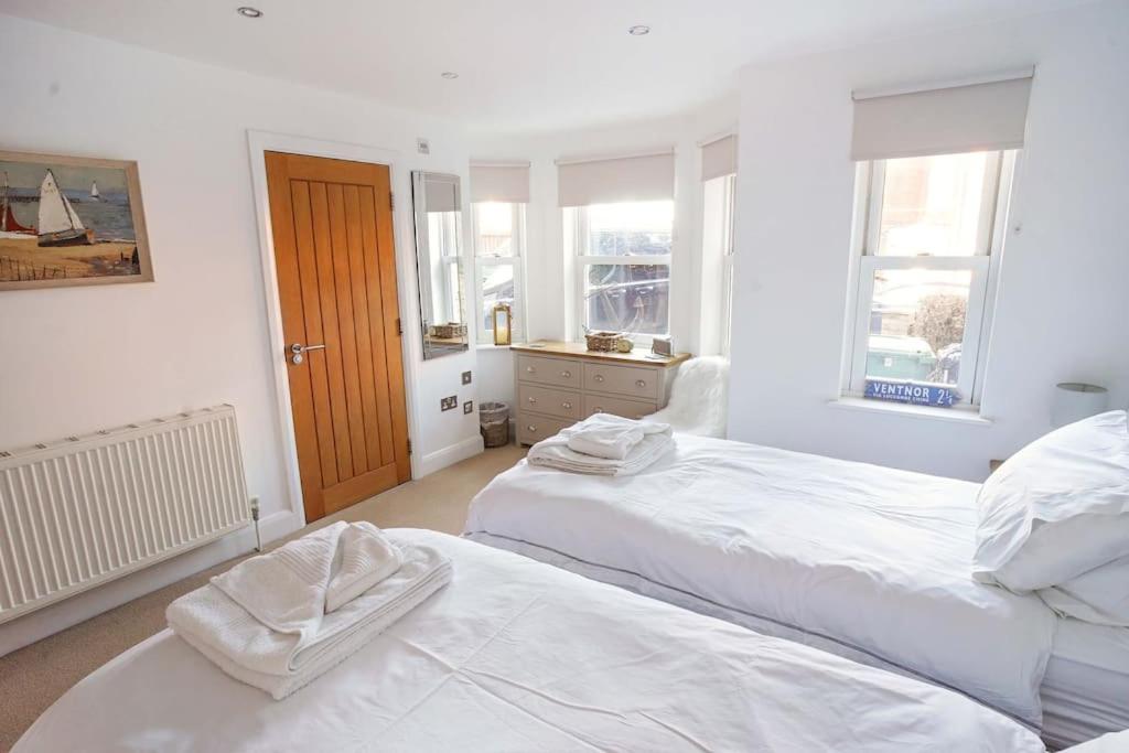 Pilot House -Parking-Garden-Central Cowes-Sleeps 8 view 5
