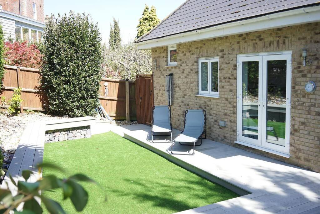 Pilot House -Parking-Garden-Central Cowes-Sleeps 8 view 4