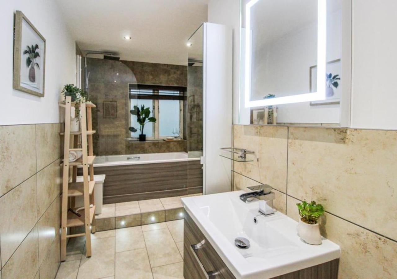 Beautiful Three Bed Flat in Nottingham City Centre view 3