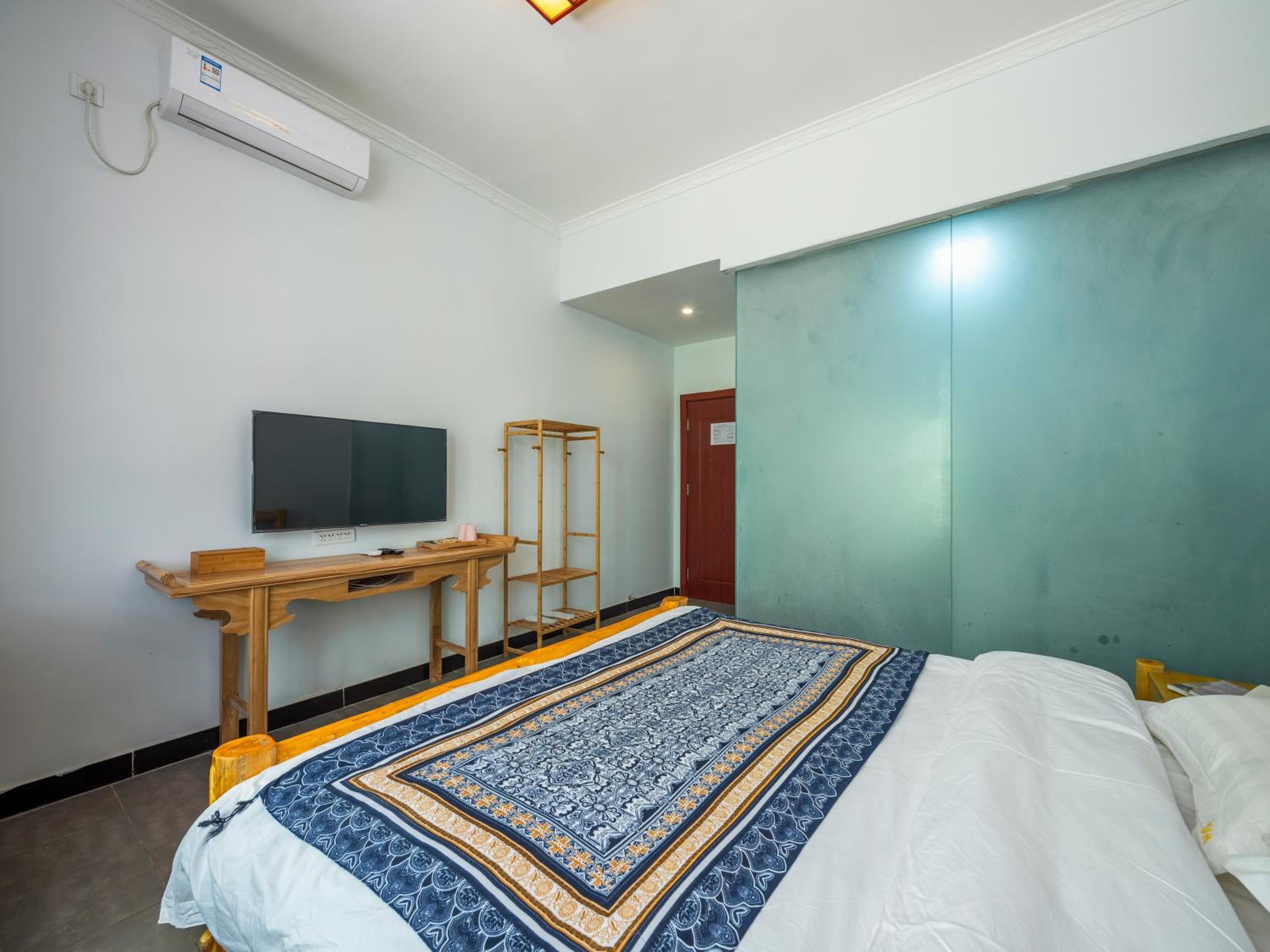 Dunhuang Hu Yang Inn