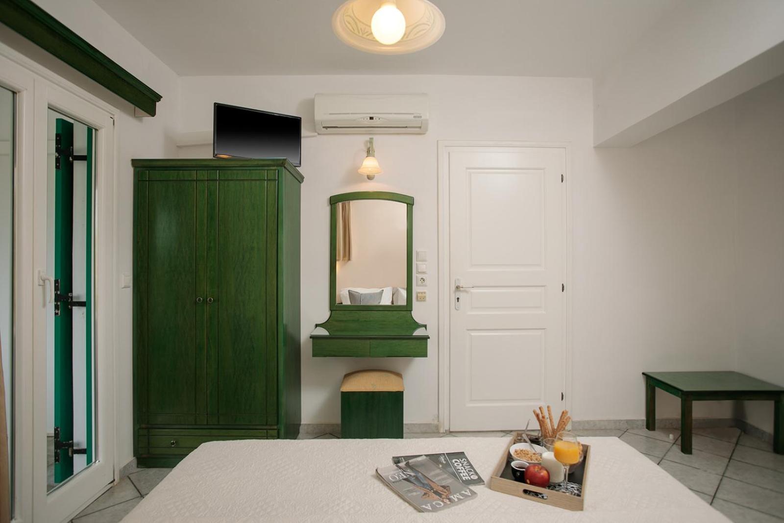 Iades Studios & Apartments