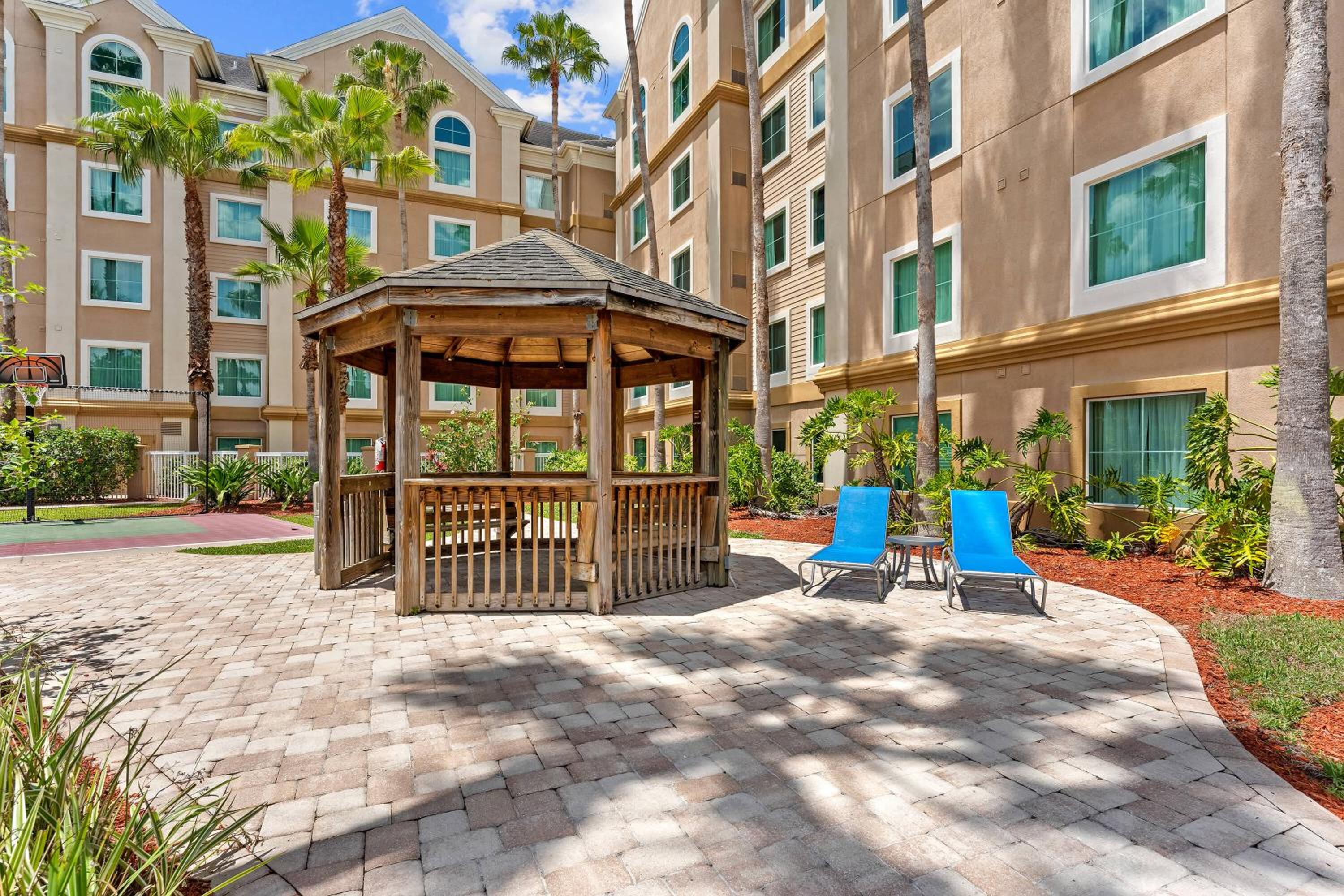 1 BR Apartment 3 Miles from Disney Springs HS307