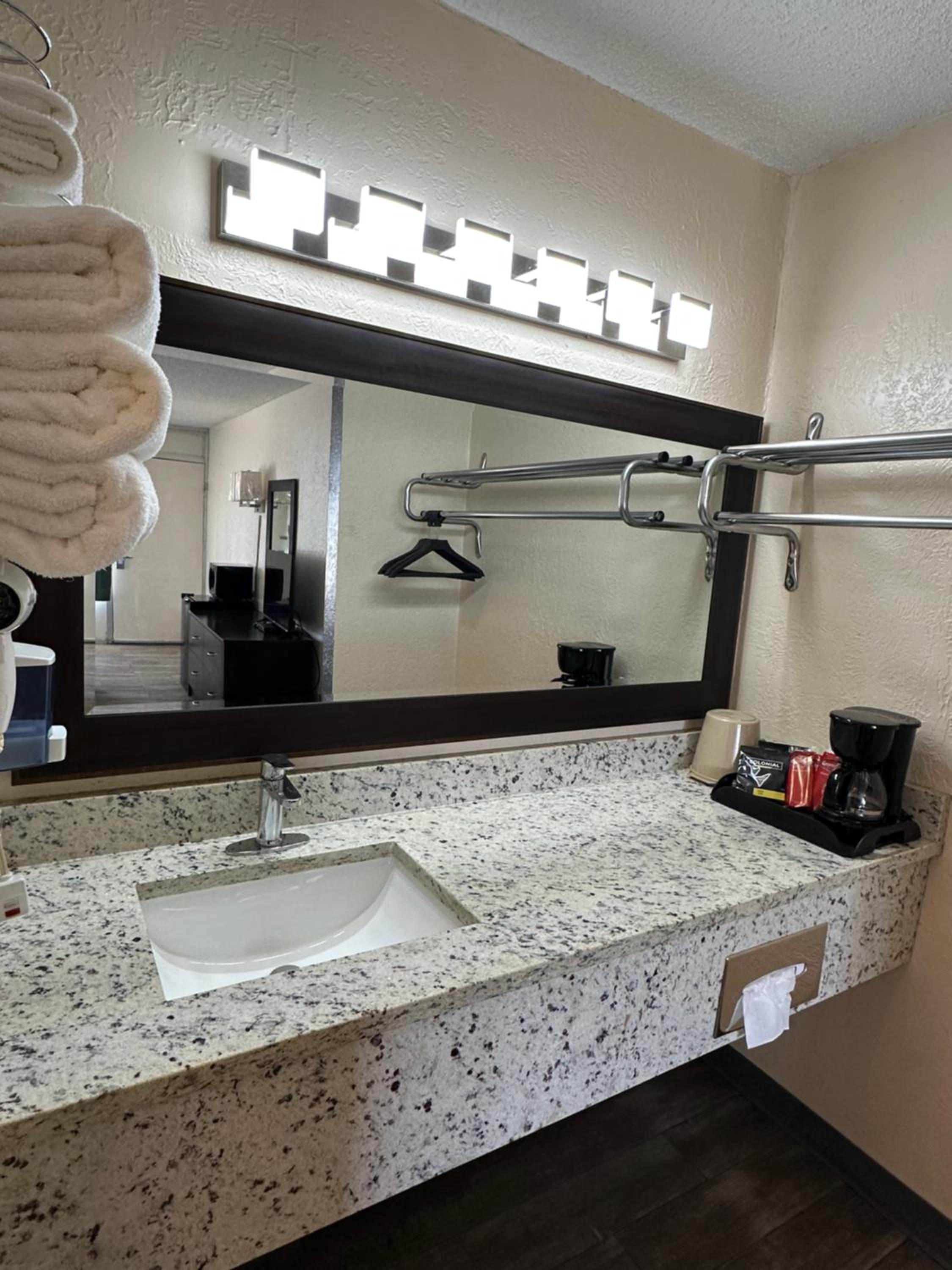 Ambassador Inn "WEEKLY RATE AVAILABLE" view 4