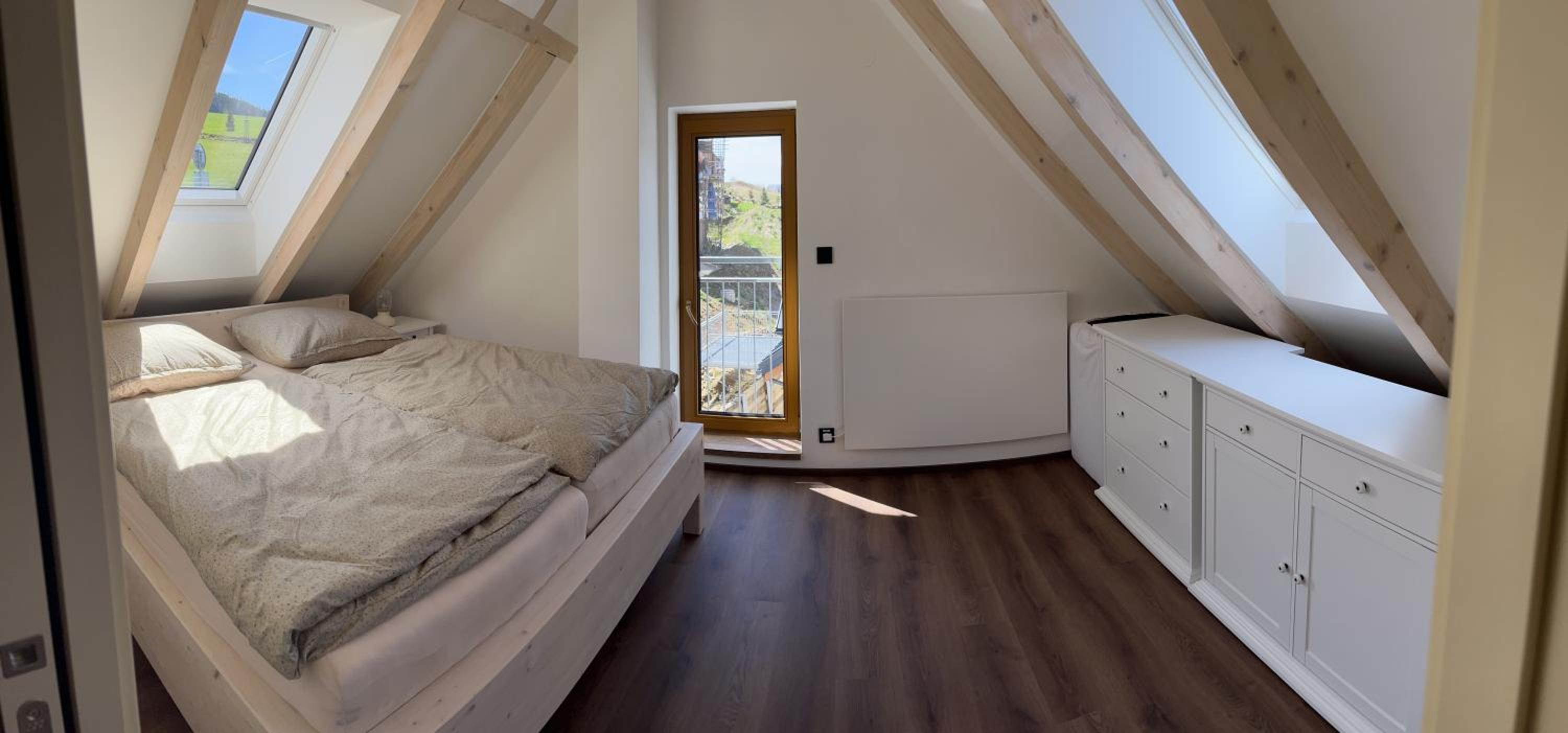 U Králíka, apartmán H, 3 samostatné ložnice - mezonet, 3 vlastní parkovací místa, v klidu, přitom v centru zábavy, nově otevřený aquapark v docházkové vzdá