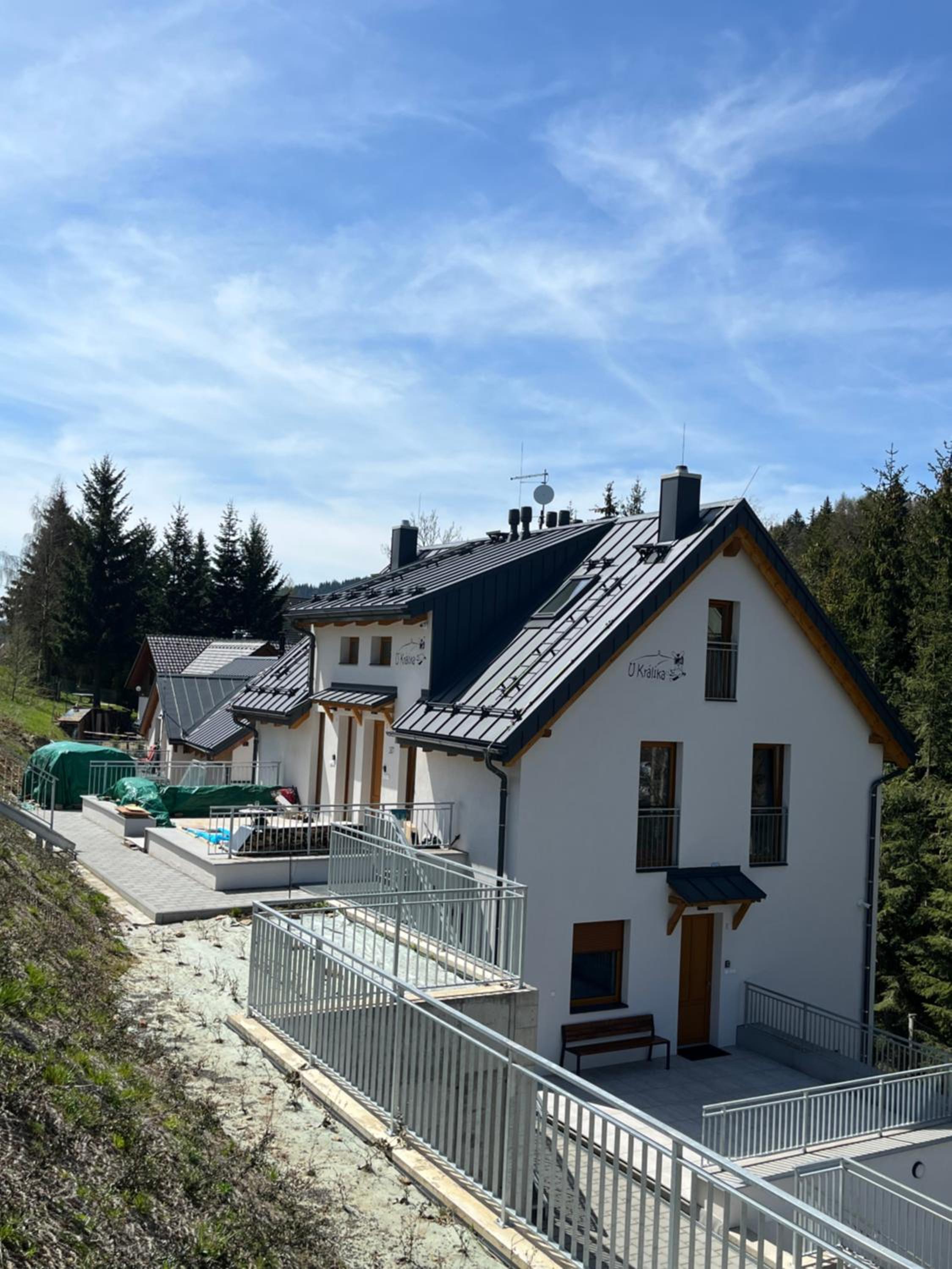 U Králíka, apartmán H, 3 samostatné ložnice - mezonet, 3 vlastní parkovací místa, v klidu, přitom v centru zábavy, nově otevřený aquapark v docházkové vzdá