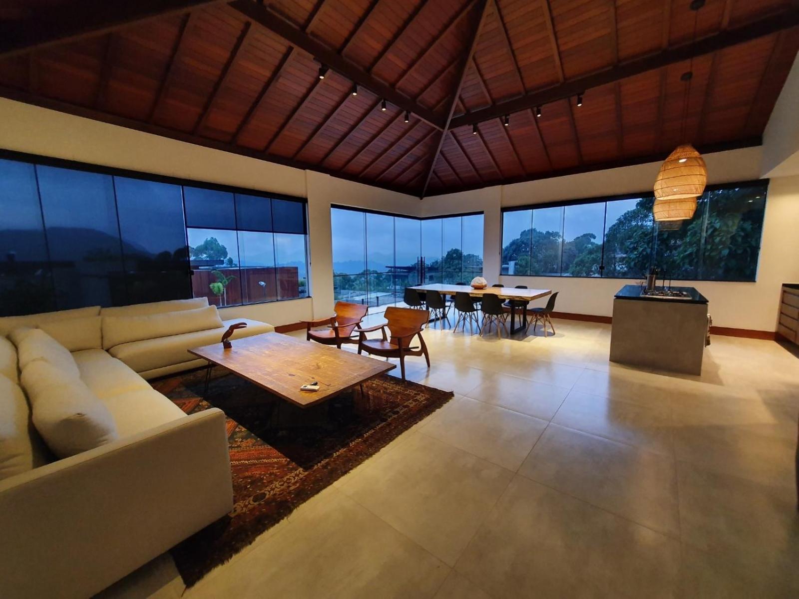 Casa 05 Monte Boa Vista - Casa de Luxo na Serra com Sauna e 4 Suítes