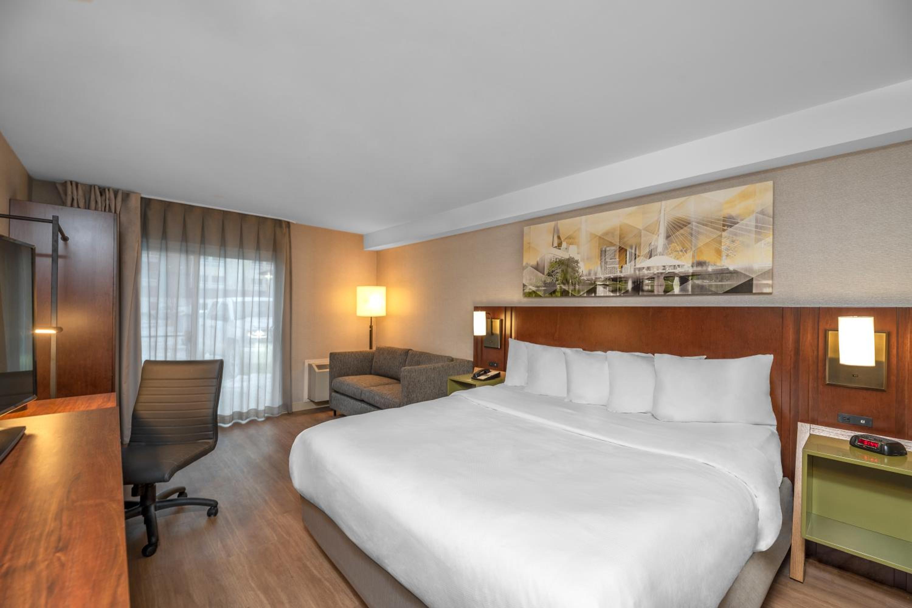 Thunder Bay Vacations - Comfort Inn - Property Image 1