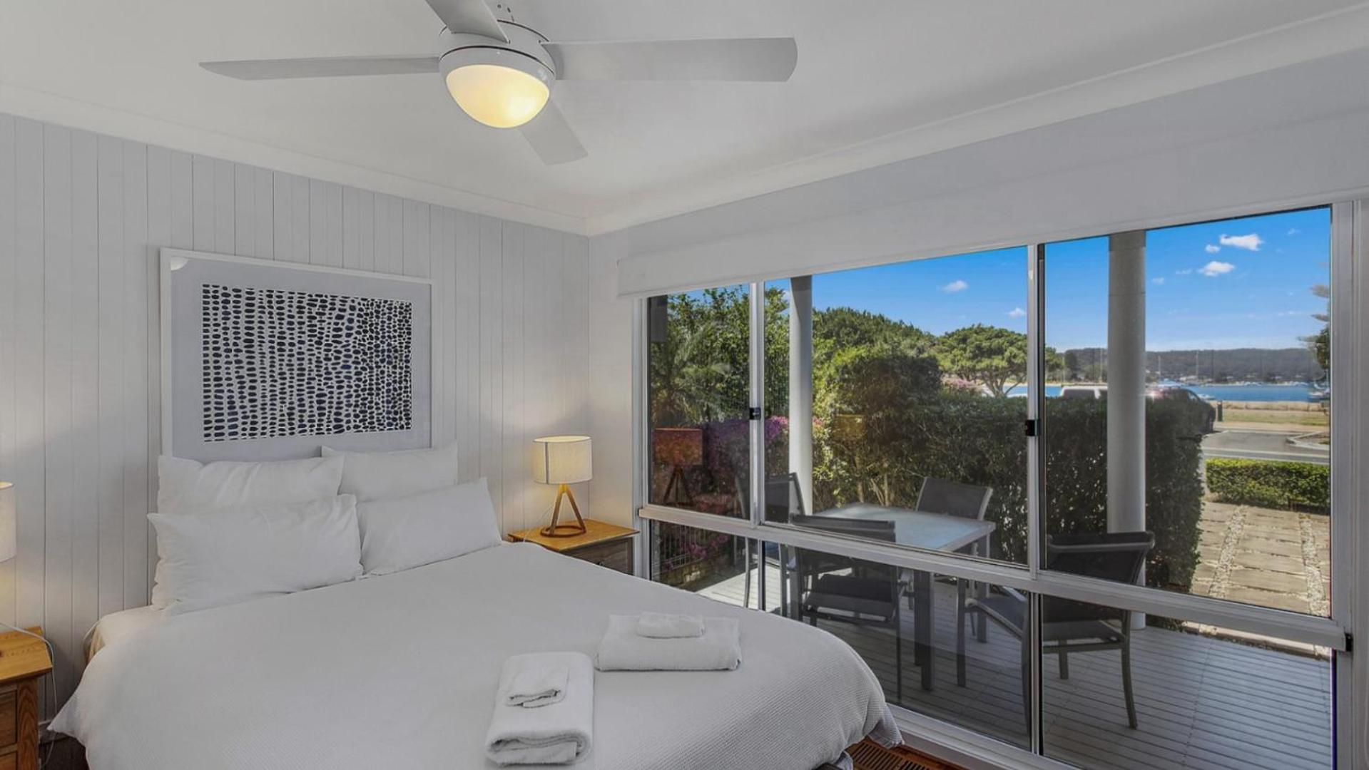 Family Beachhouse - Waterfront Ettalong Beach