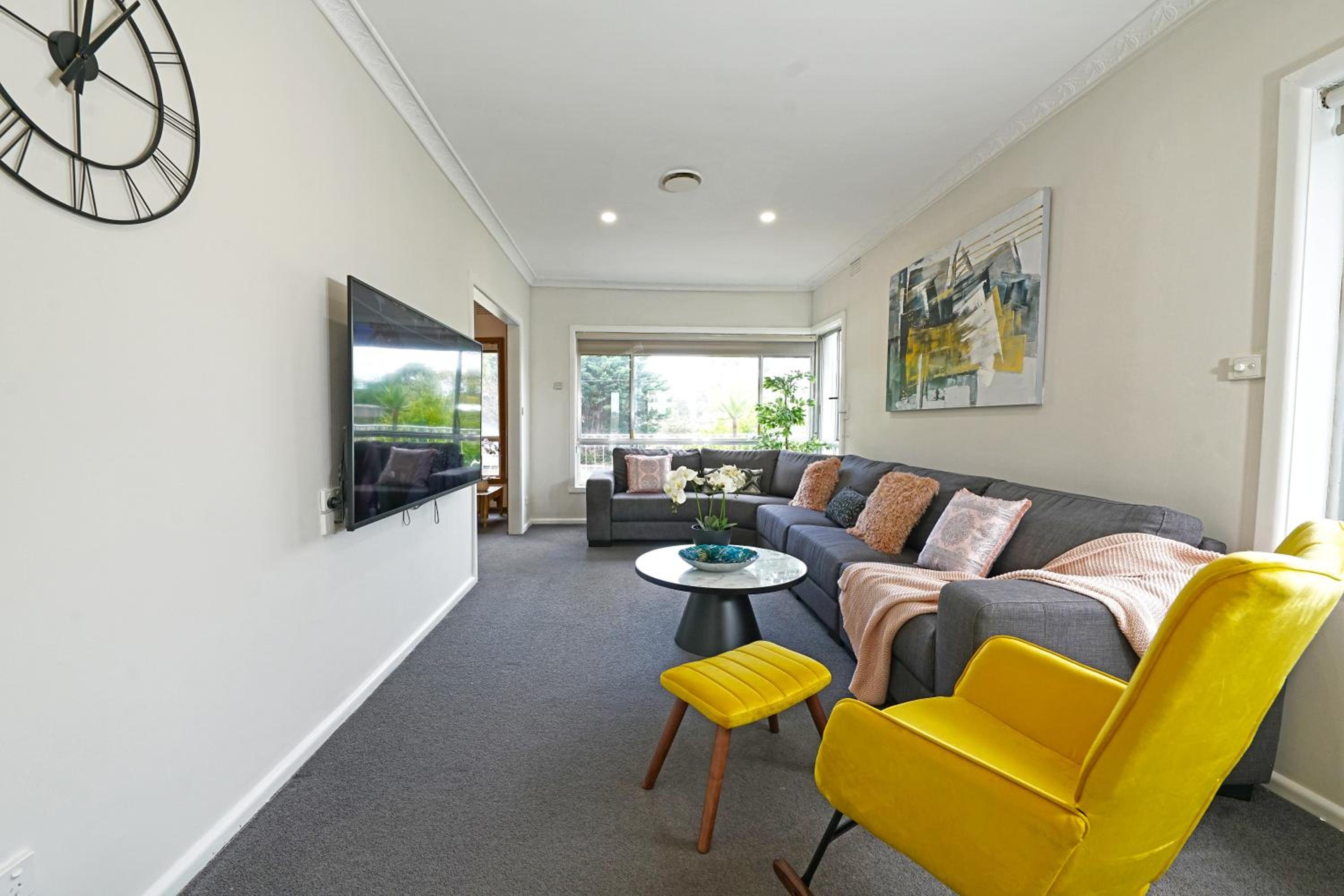 Doncaster Renovated 5BD/4BR Brick Home Parking WiFi