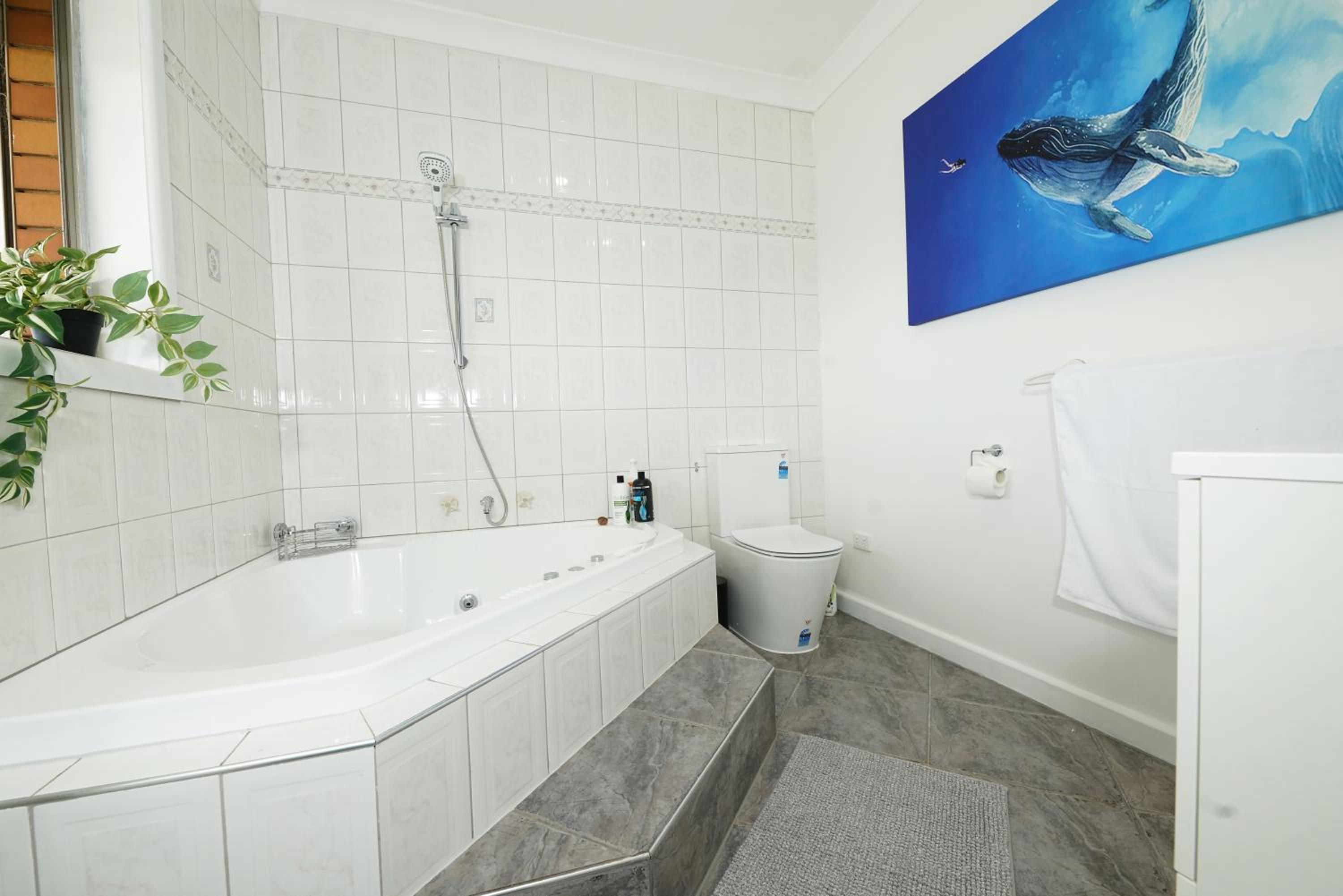 Doncaster Renovated 5BD/4BR Brick Home Parking WiFi