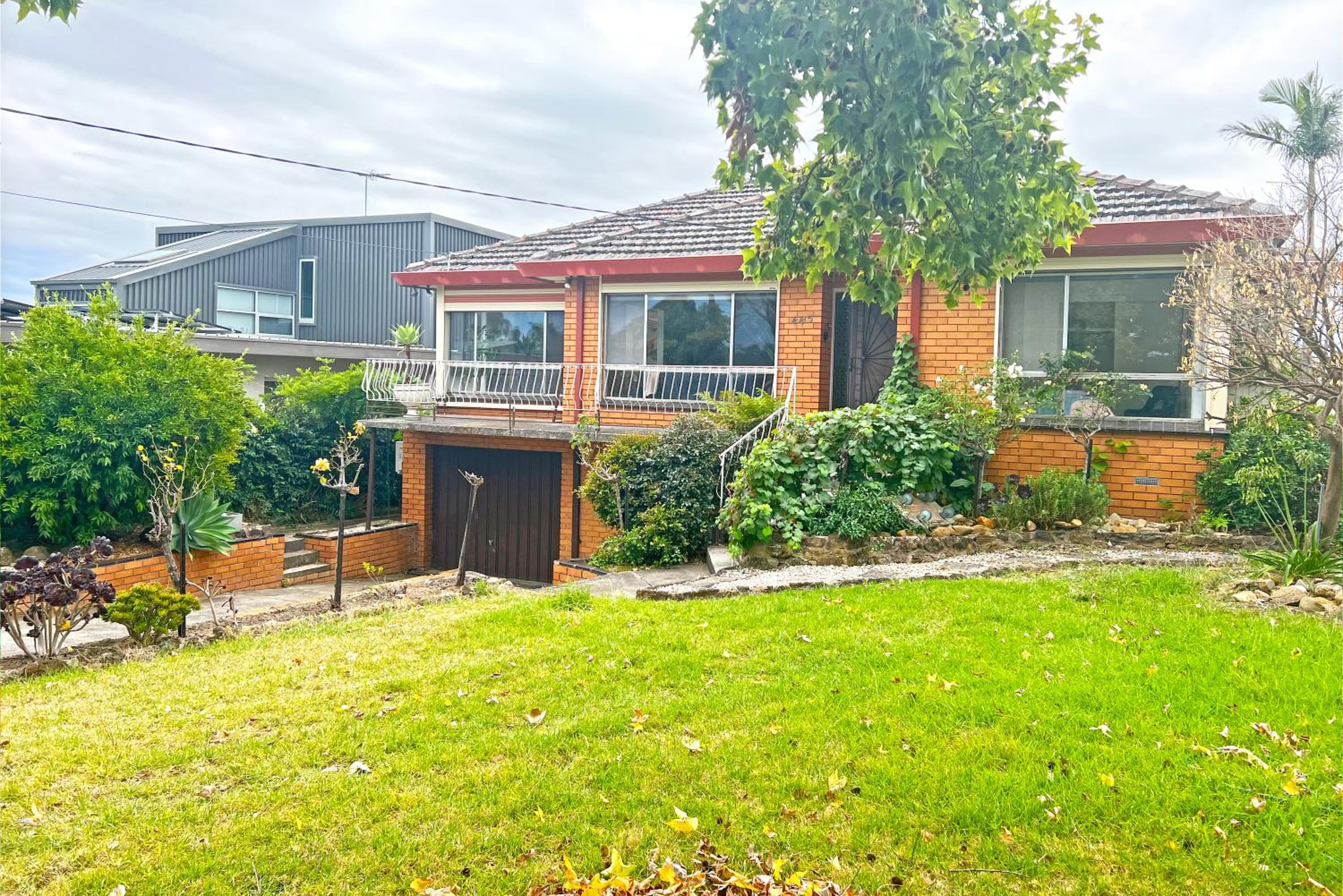 Doncaster Renovated 5BD/4BR Brick Home Parking WiFi