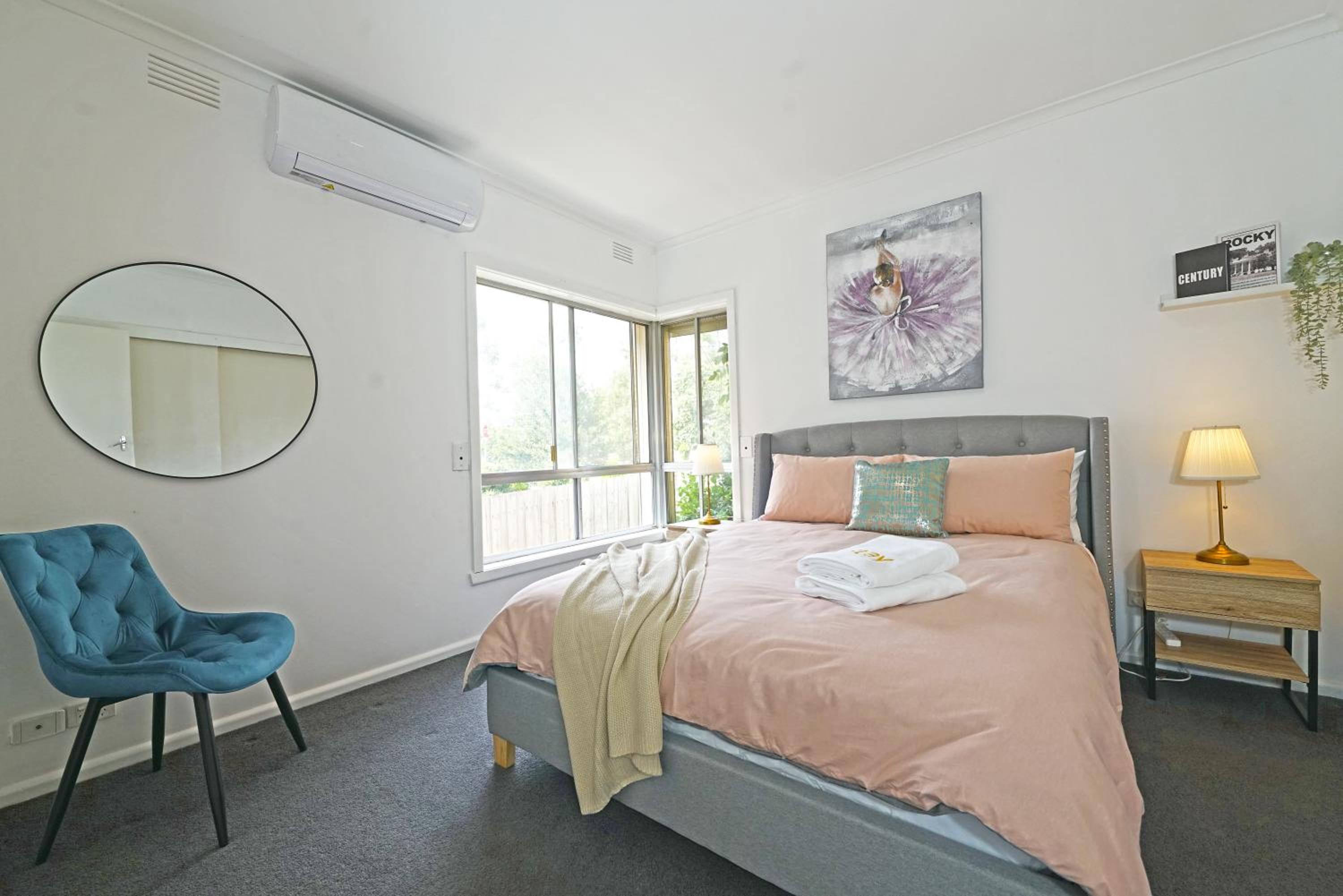 Doncaster Renovated 5BD/4BR Brick Home Parking WiFi