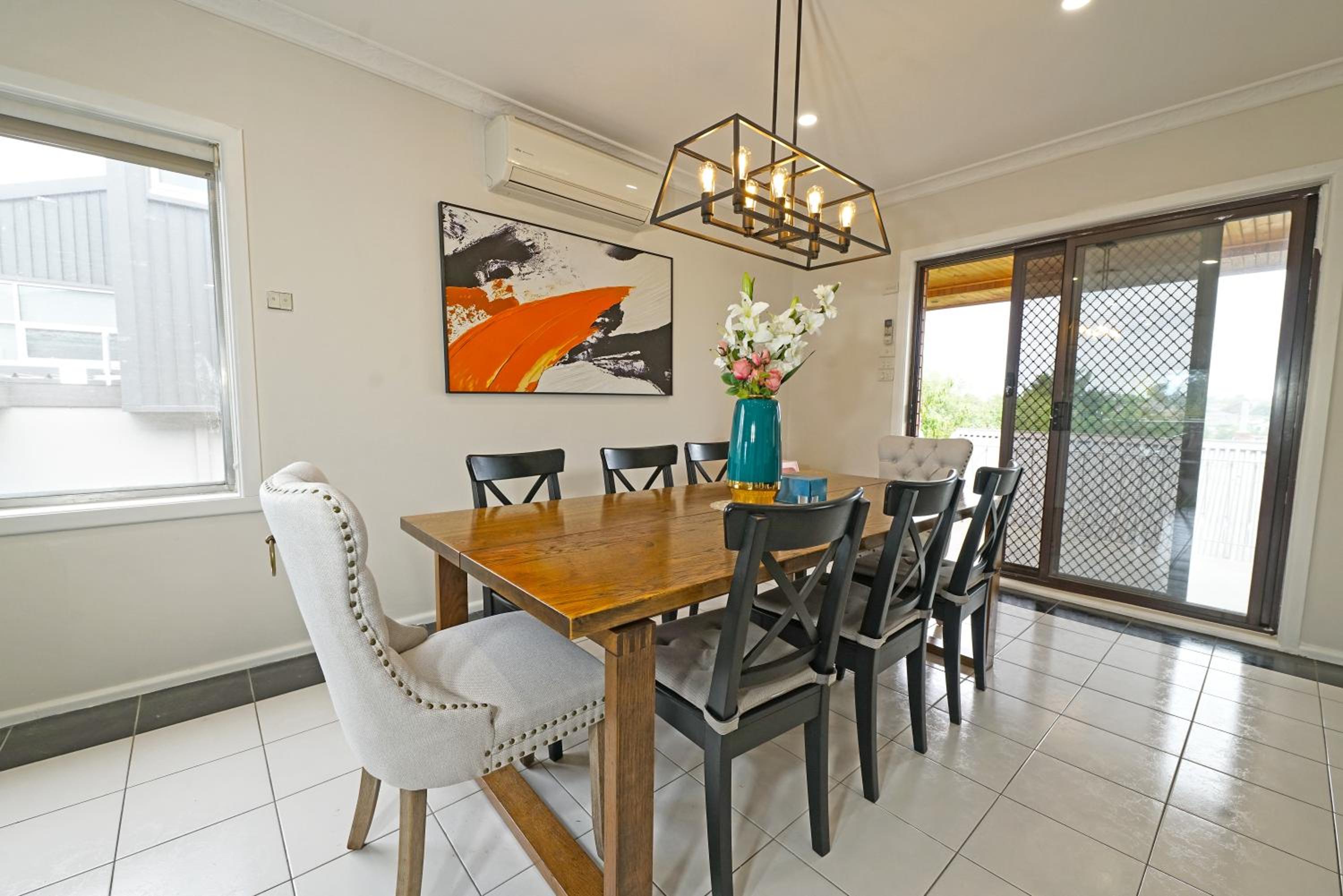 Doncaster Renovated 5BD/4BR Brick Home Parking WiFi