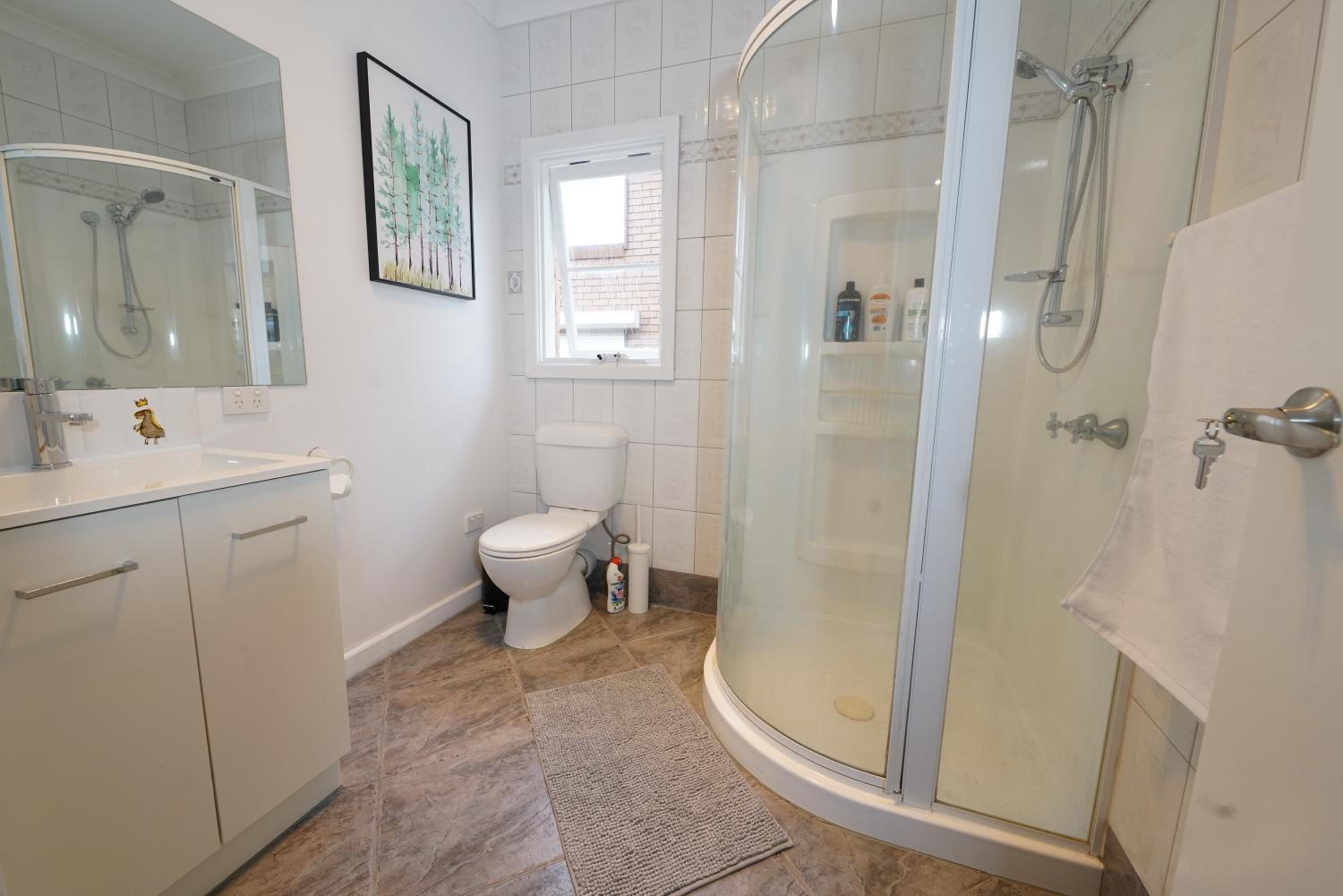Doncaster Renovated 5BD/4BR Brick Home Parking WiFi