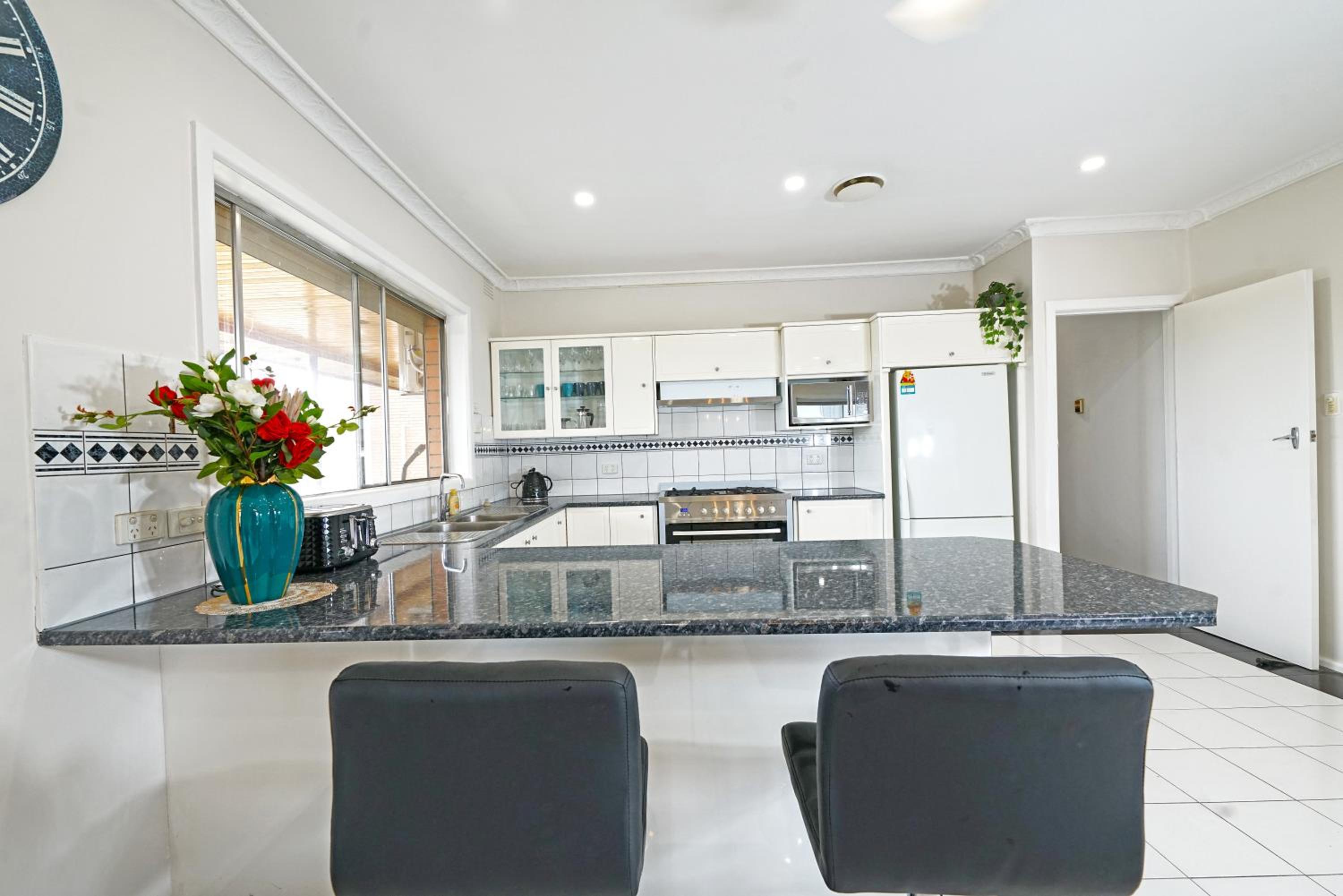 Doncaster Renovated 5BD/4BR Brick Home Parking WiFi
