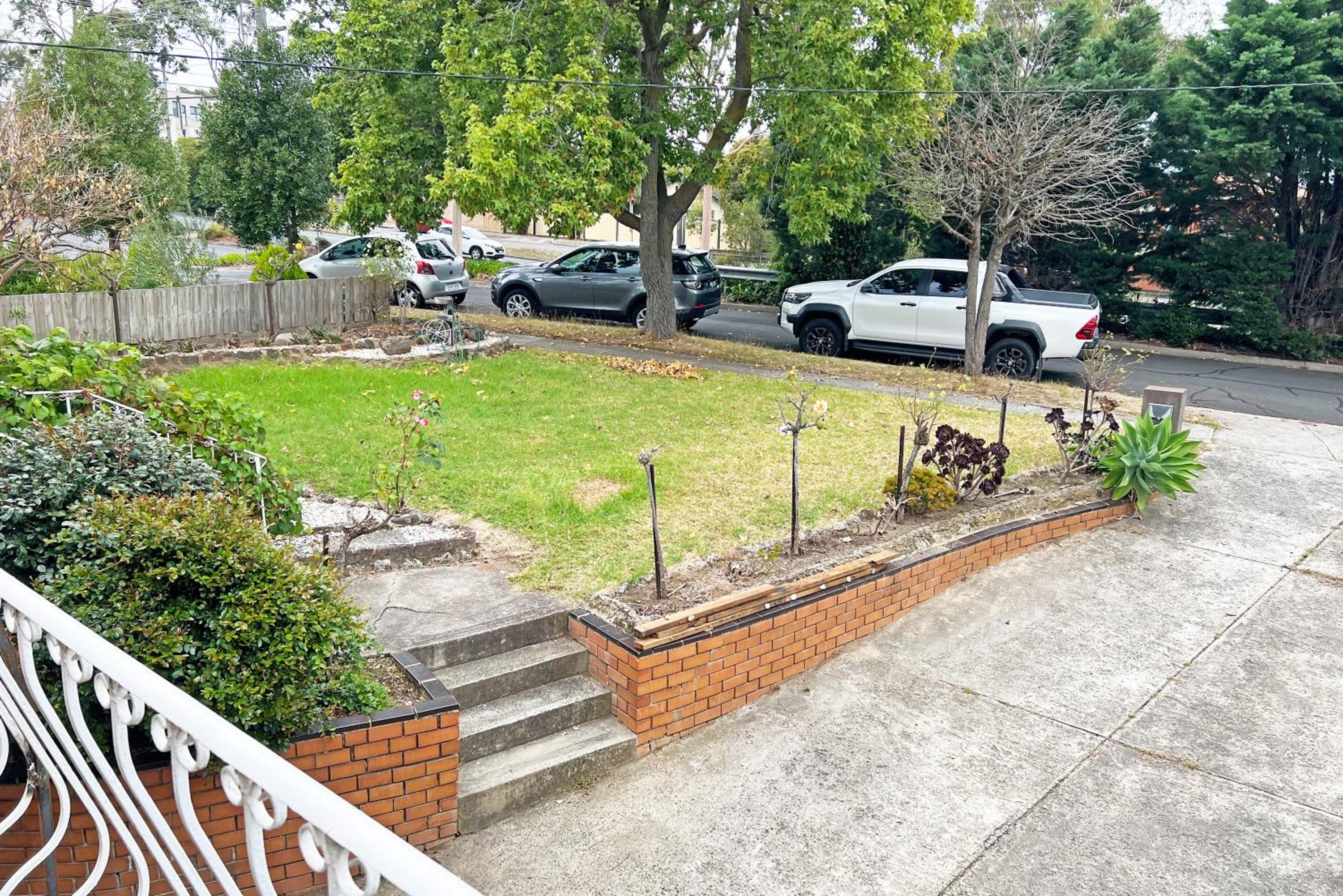 Doncaster Renovated 5BD/4BR Brick Home Parking WiFi