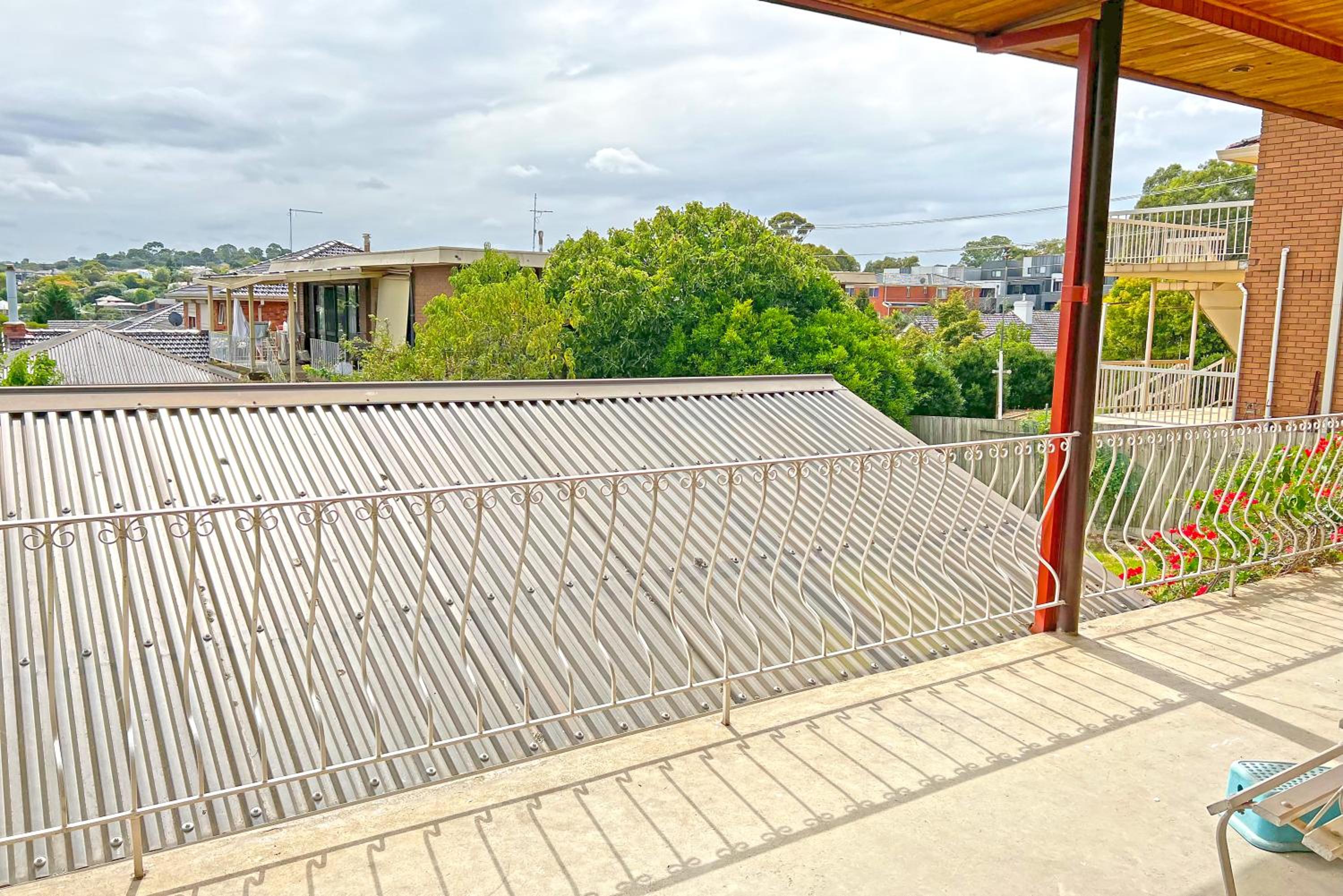 Doncaster Renovated 5BD/4BR Brick Home Parking WiFi