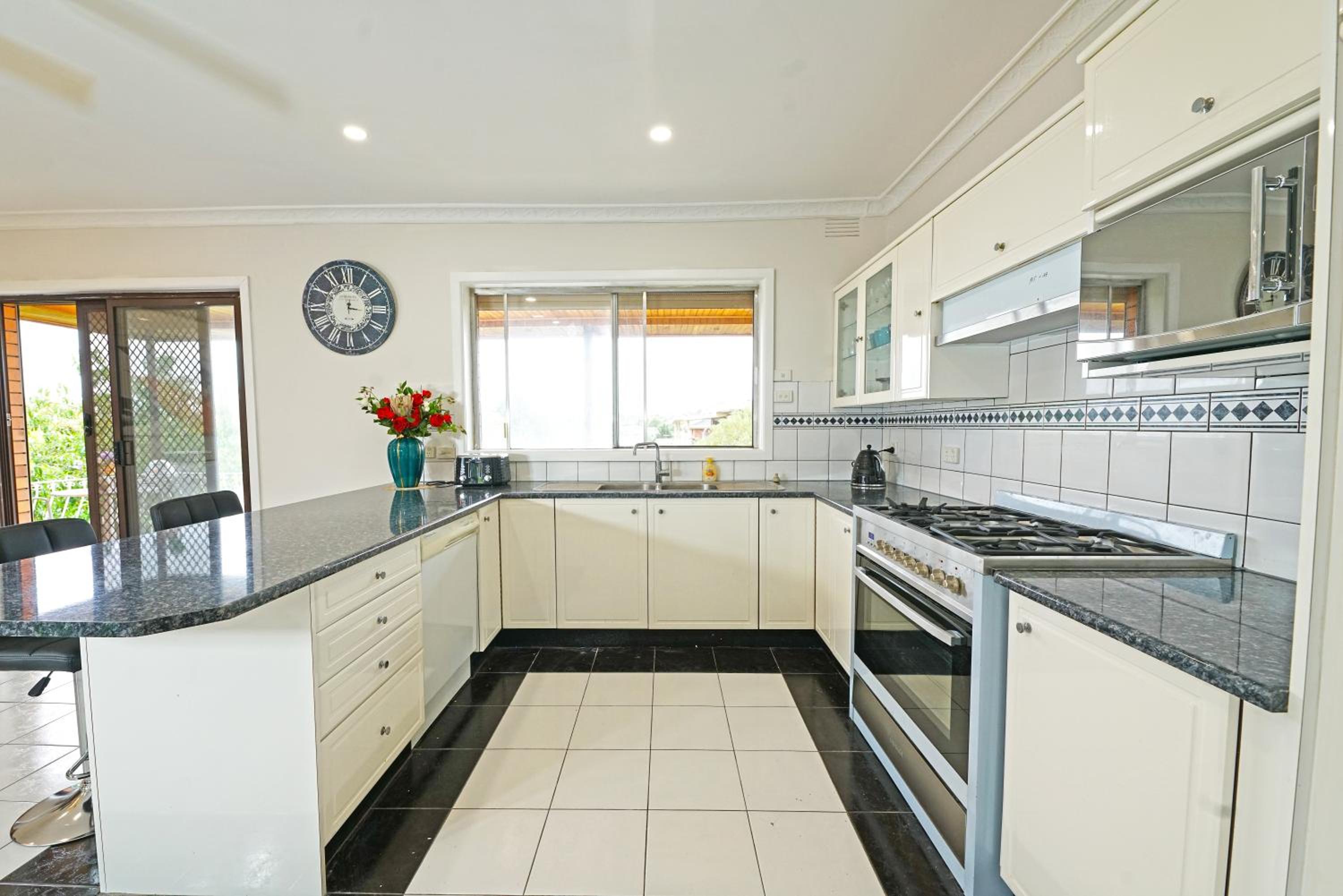 Doncaster Renovated 5BD/4BR Brick Home Parking WiFi