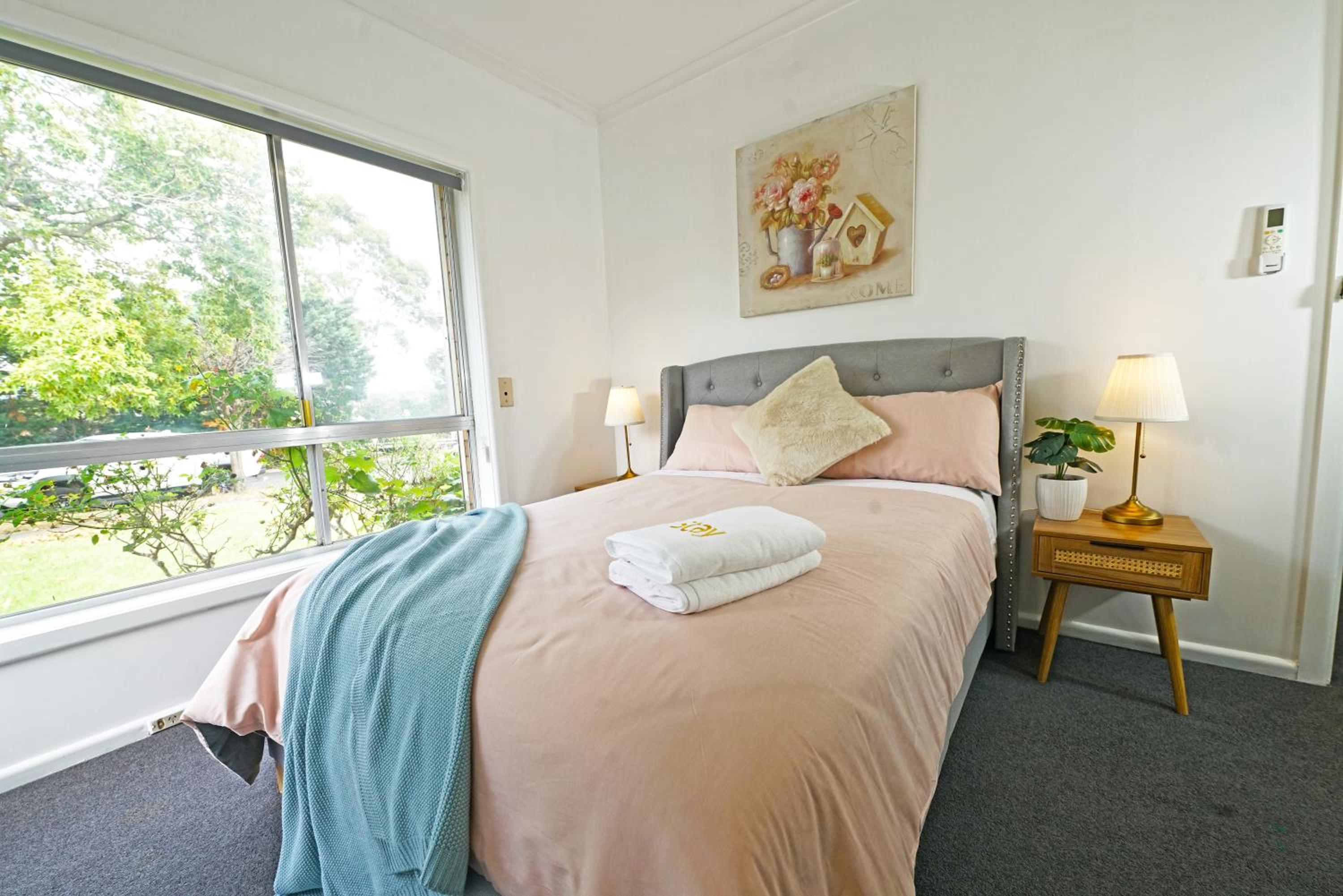 Doncaster Renovated 5BD/4BR Brick Home Parking WiFi