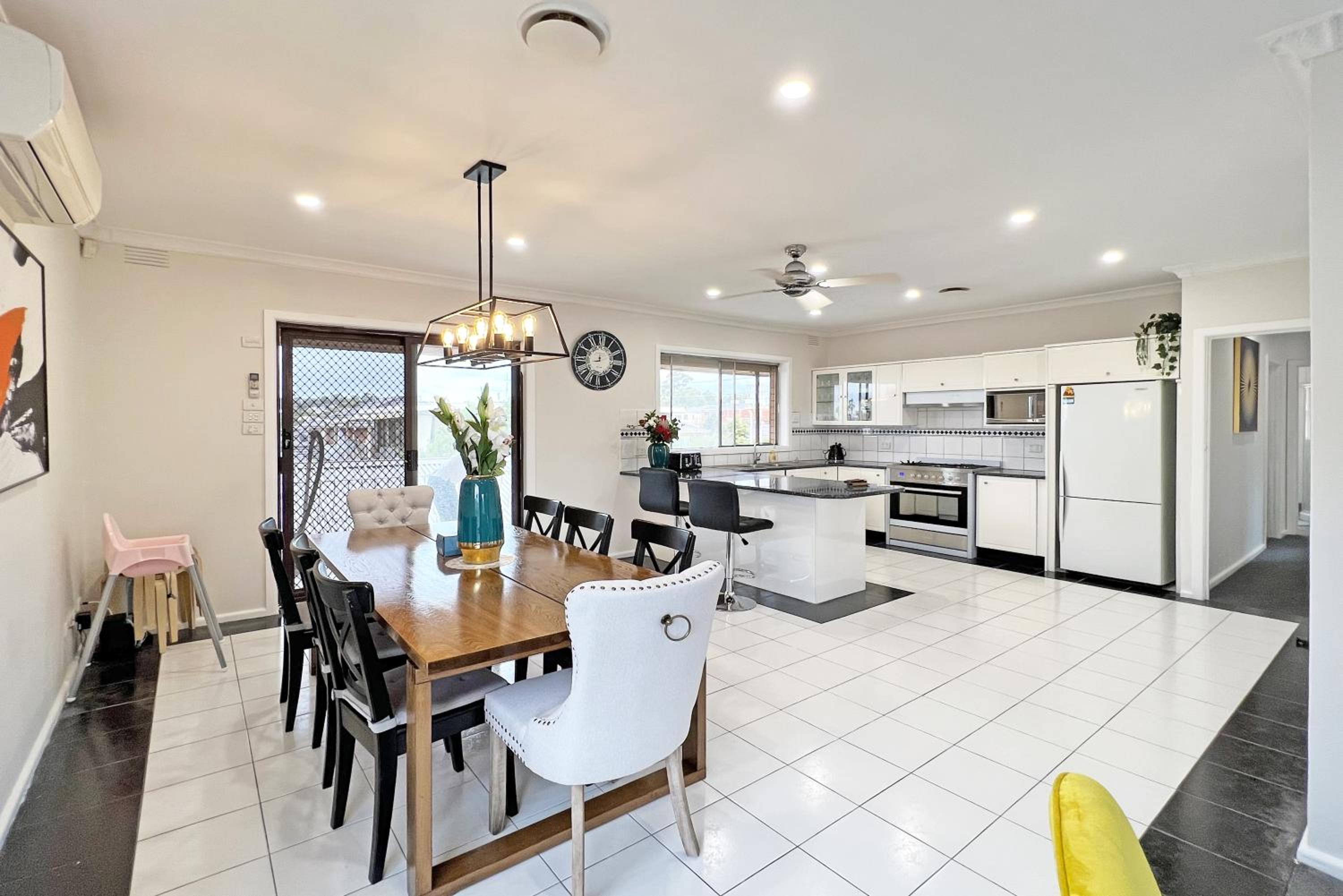 Doncaster Renovated 5BD/4BR Brick Home Parking WiFi