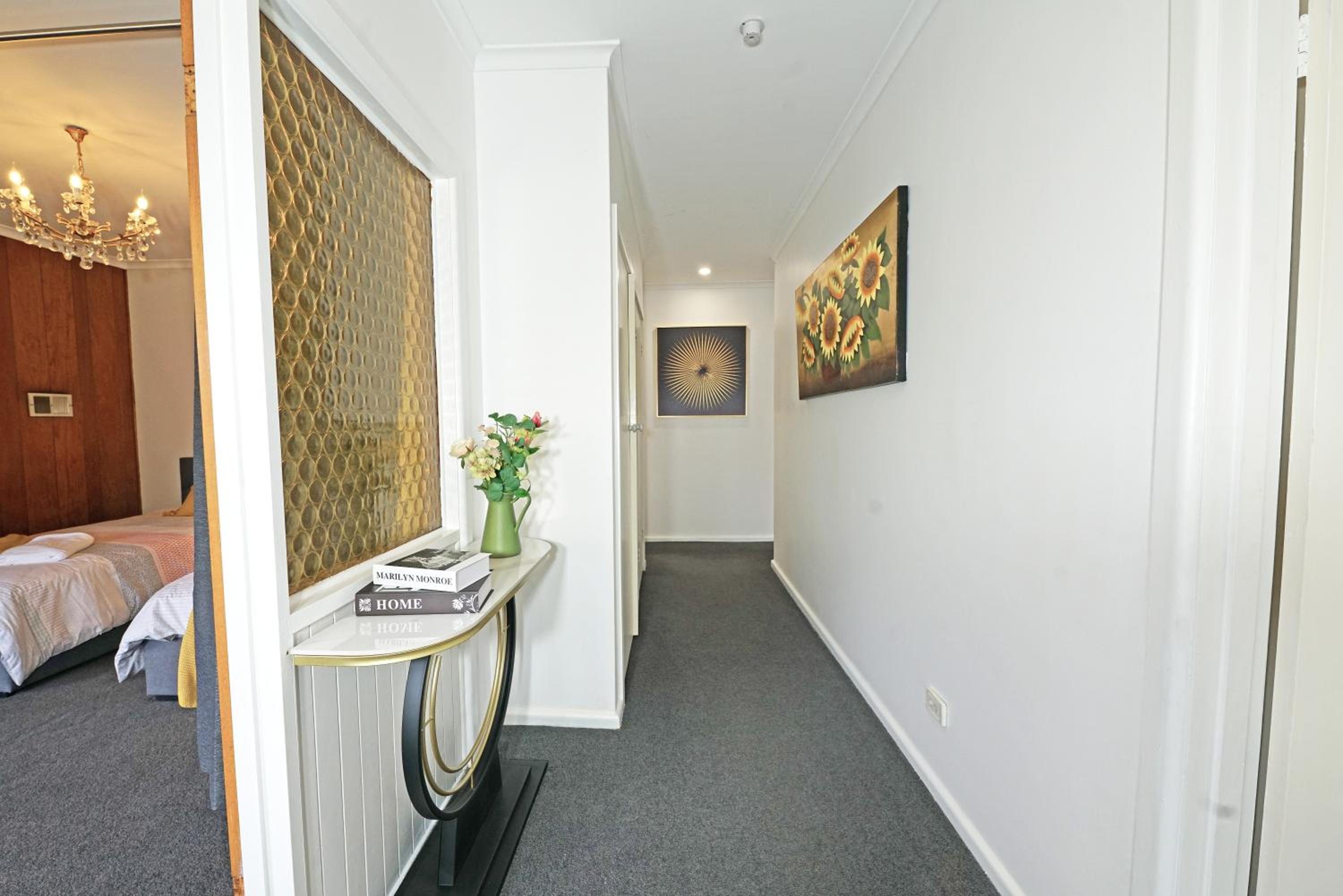 Doncaster Renovated 5BD/4BR Brick Home Parking WiFi