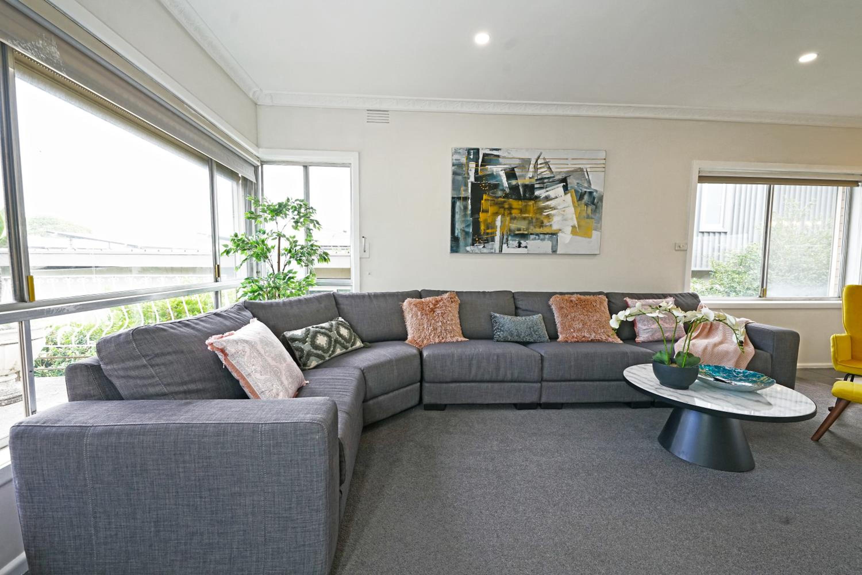 Doncaster Renovated 5BD/4BR Brick Home Parking WiFi
