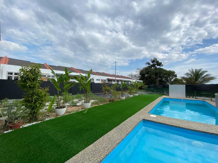 Homestay Dafinah with swimming pool photo 7