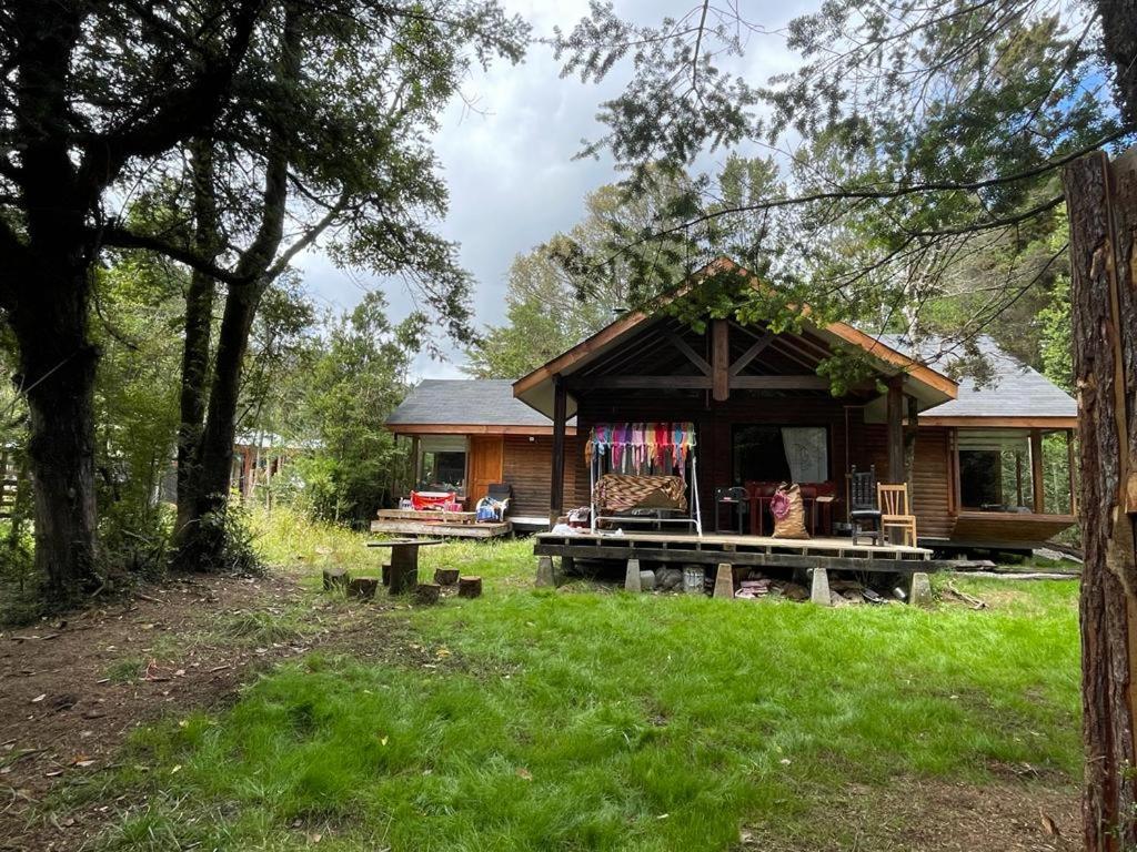 Cabaña del bosque con estero