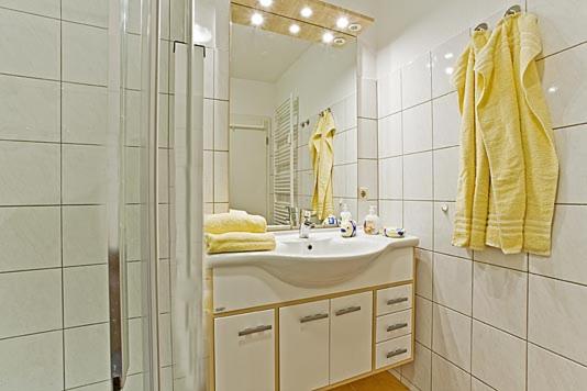 Mühlenweg, App 01 en Wieck — bathroom