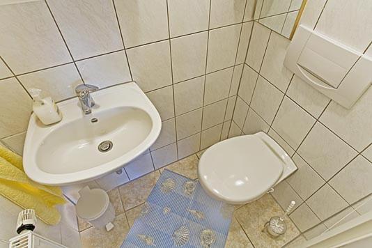 Mühlenweg, App 01 en Wieck — bathroom