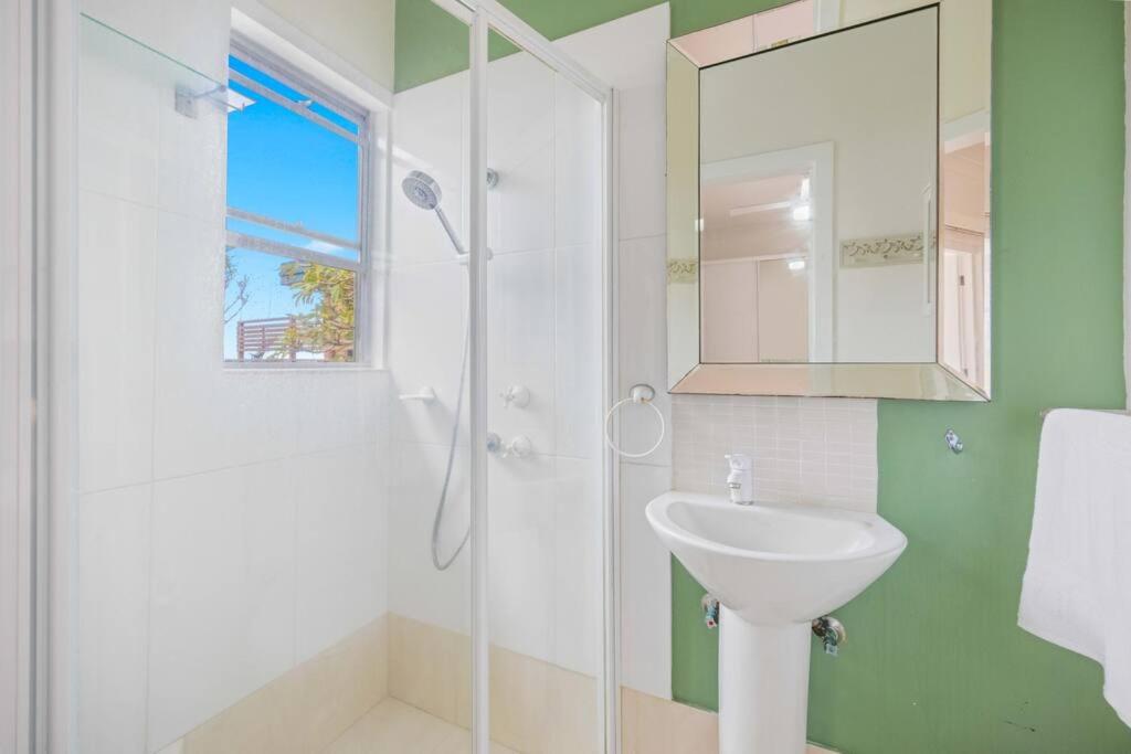 Sun Catcher - ocean views, walk to beach, lake, cafés, shops