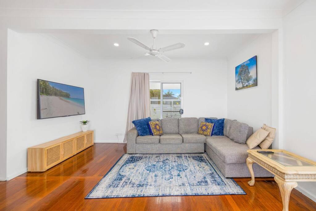 Sun Catcher - ocean views, walk to beach, lake, cafés, shops